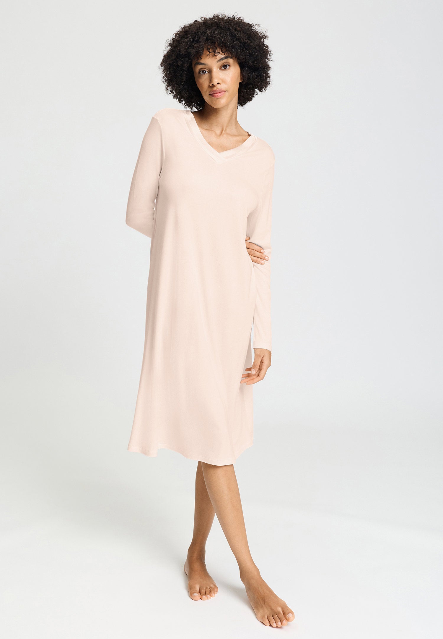 hanro-tyra-nachthemd-110cm-langarm-creamy-glass-seide image 2