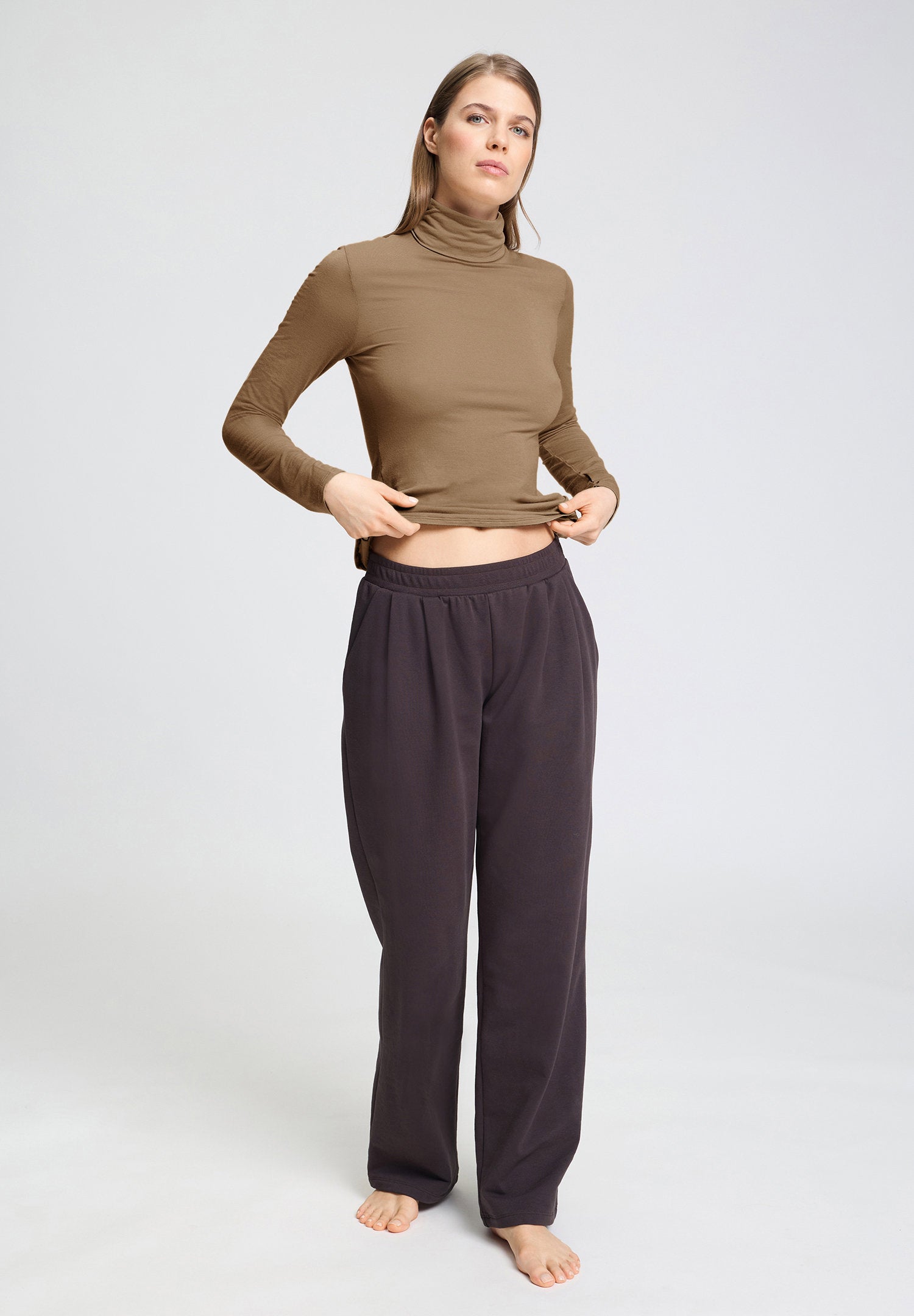hanro-ultralight-turtle-neck-shirt-rolli-suede-camel-merino image 6
