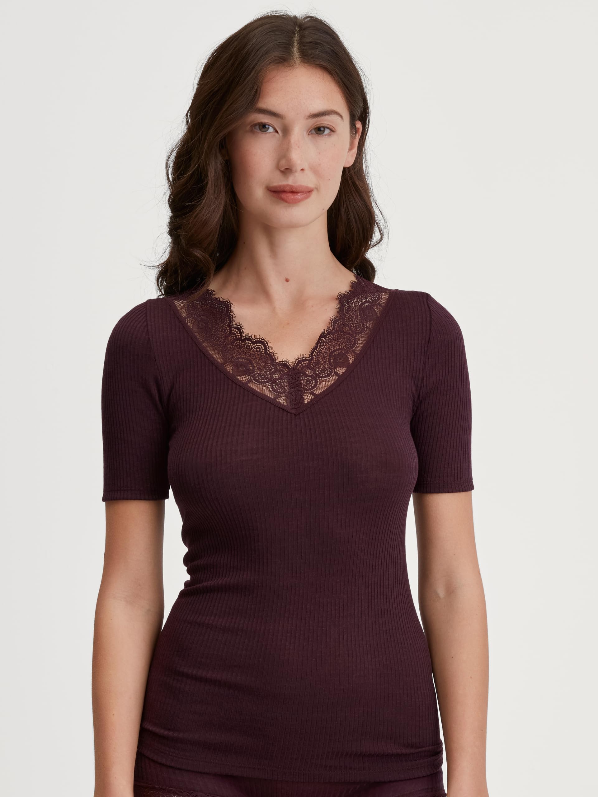 calida-silky-wool-joy-t-shirt-wolle-seide-black-cherry-36-38 image 2