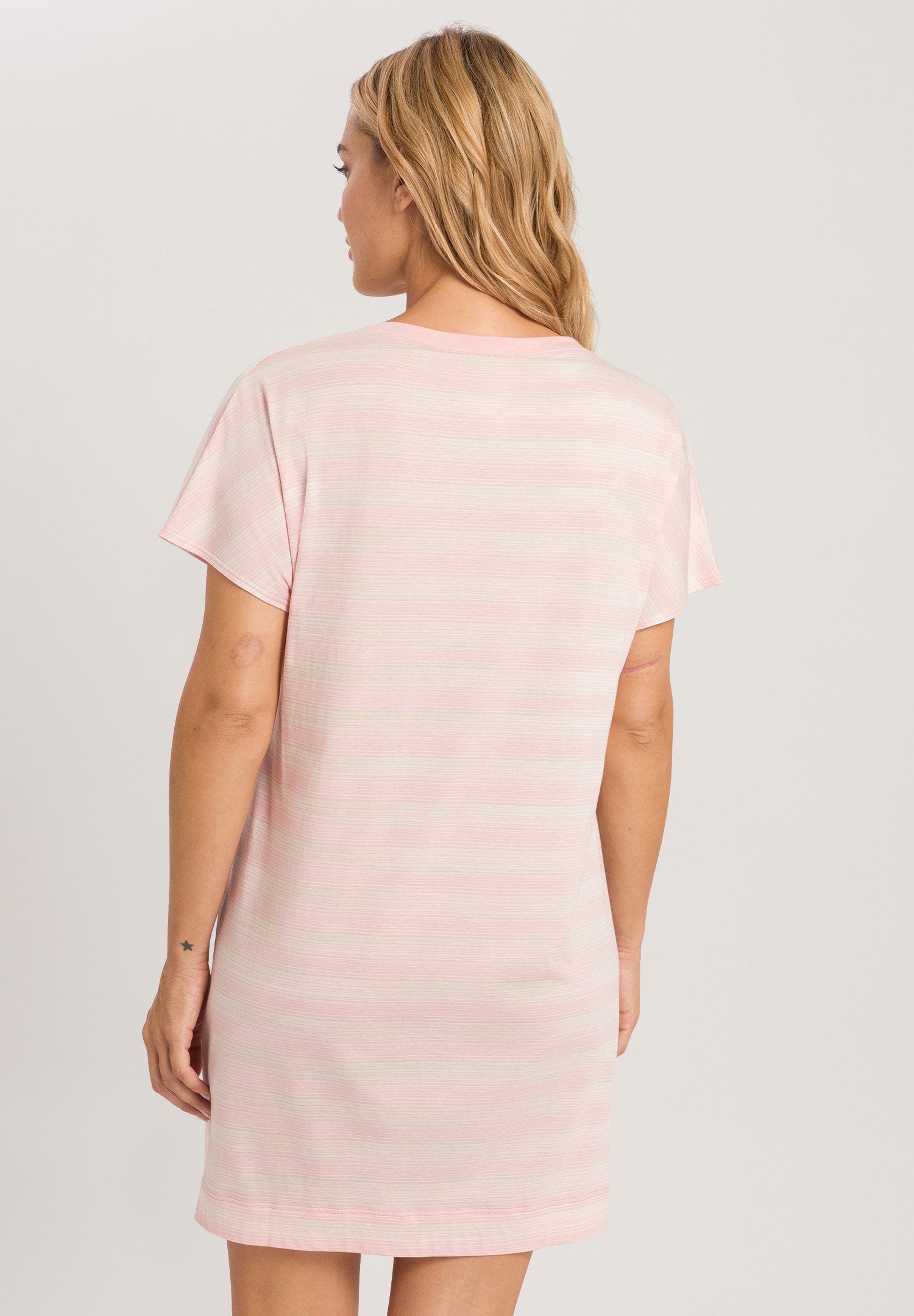hanro-laura-nachthemd-85cm-kurzarm-coral-stripes-modal image 4