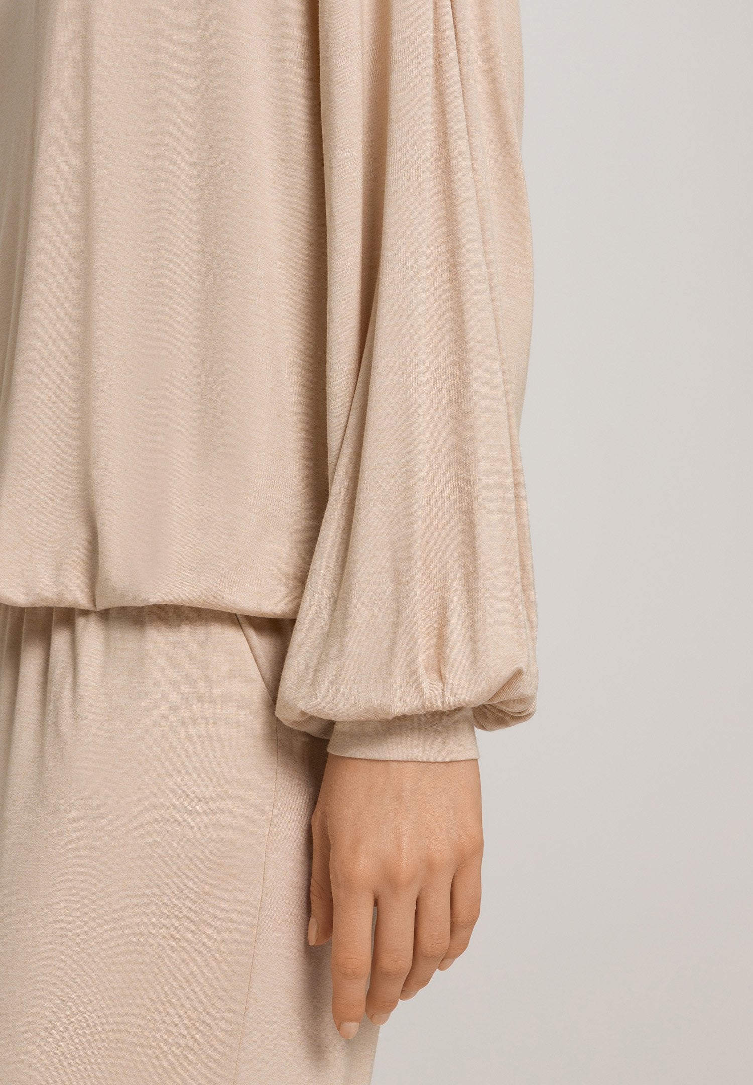 hanro-natural-wear-langarmshirt-coffee-quartz-kaschmir image 7