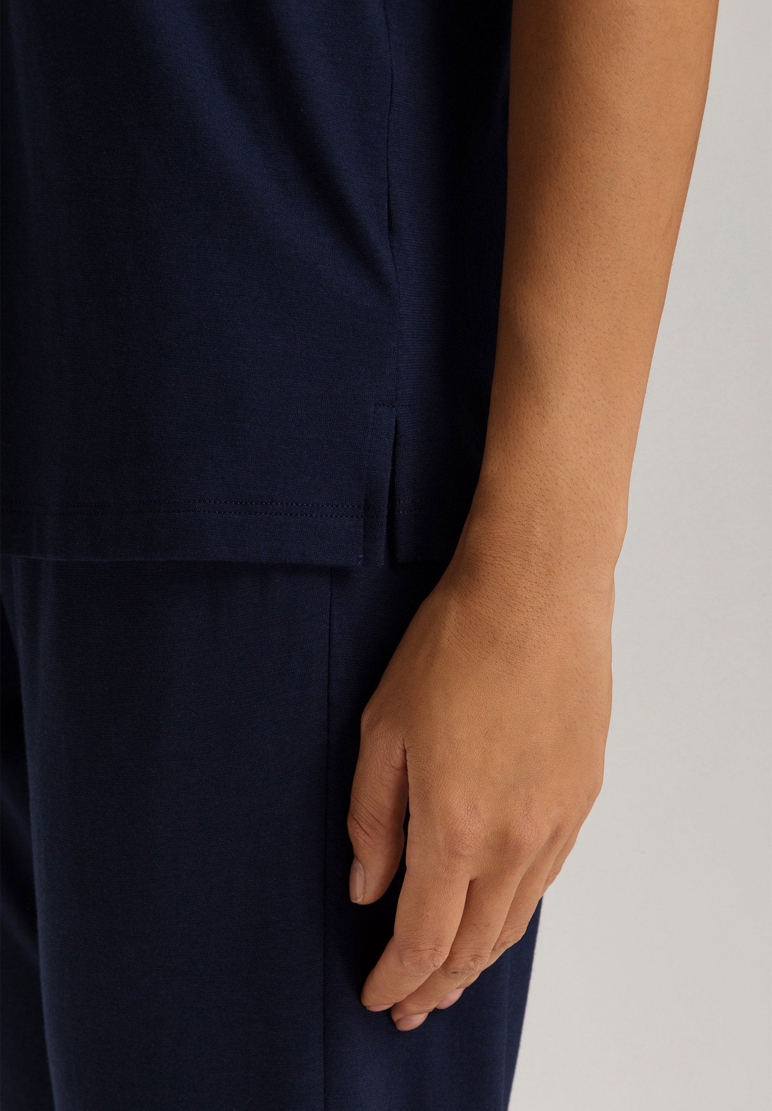hanro-sleep-lounge-s-slv-shirt-damen-deep-navy-tencel image 6