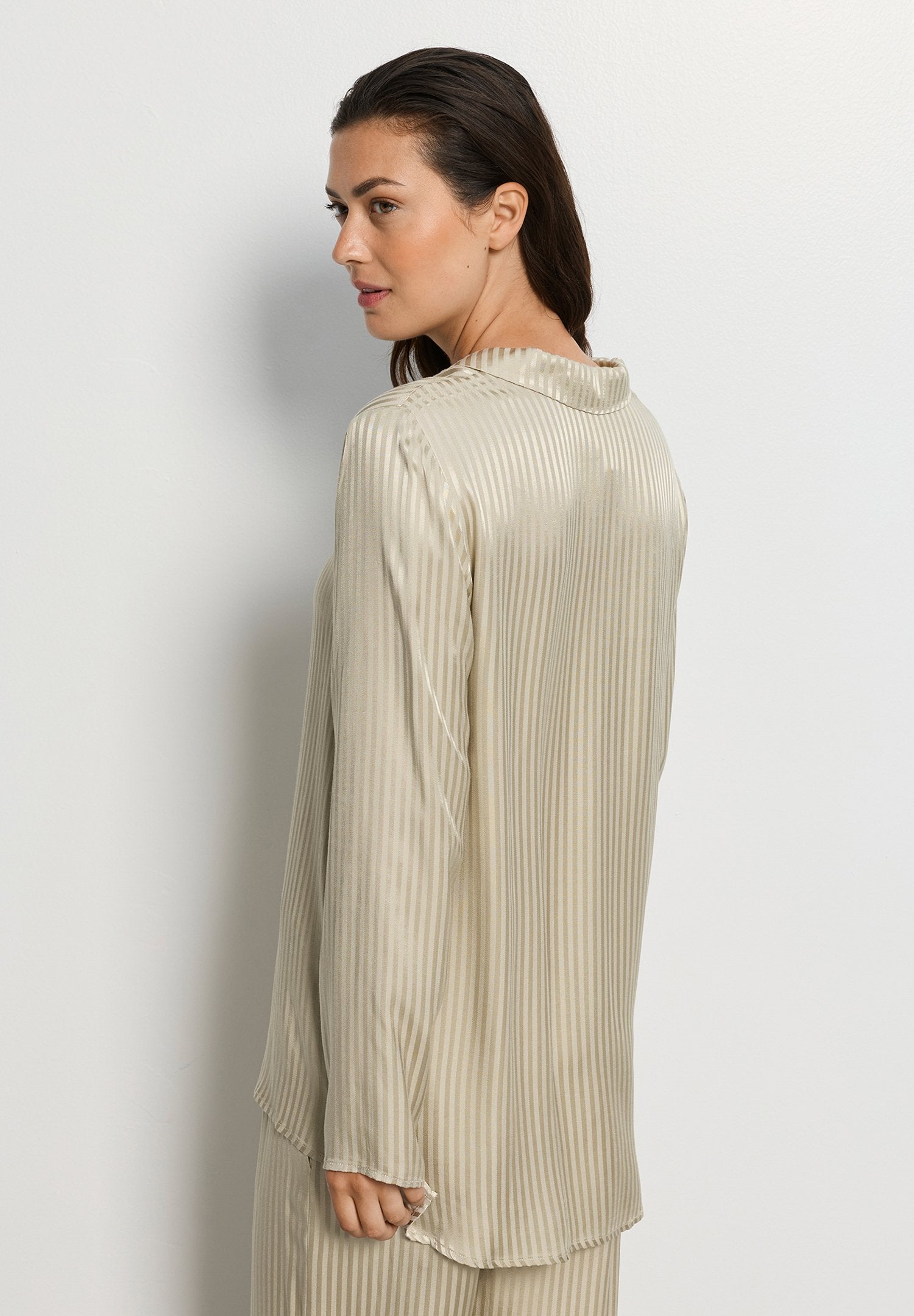 hanro-sleep-lounge-074857-bigshirt-olive-stem-viskose image 4