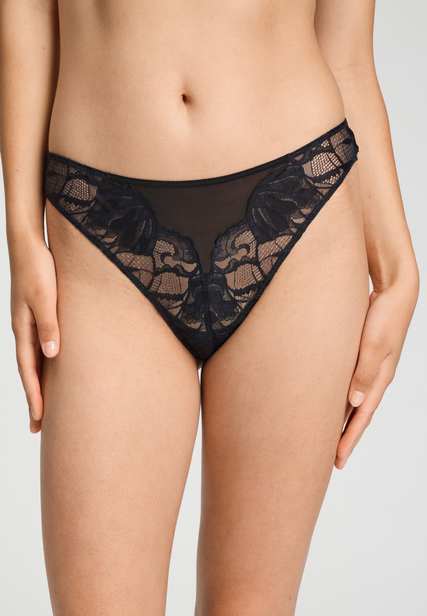 hanro-lysia-thong-string-damen-schwarz-spitze image 2