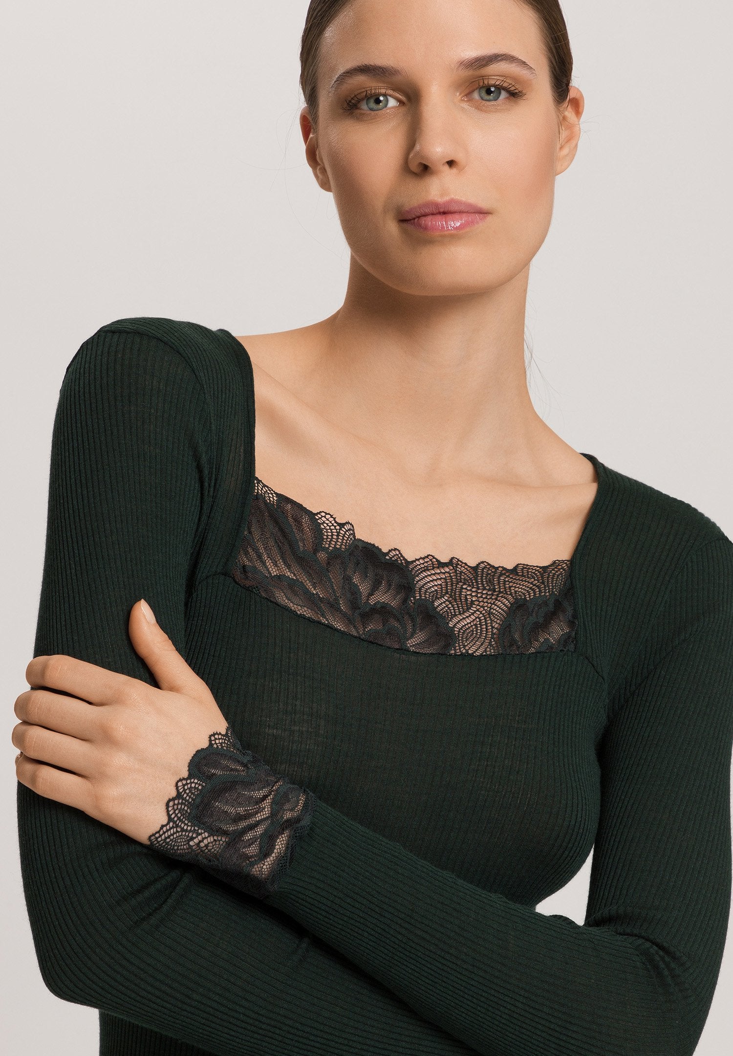 hanro-celeste-langarmshirt-damen-dark-malachite-wolle-seide image 6