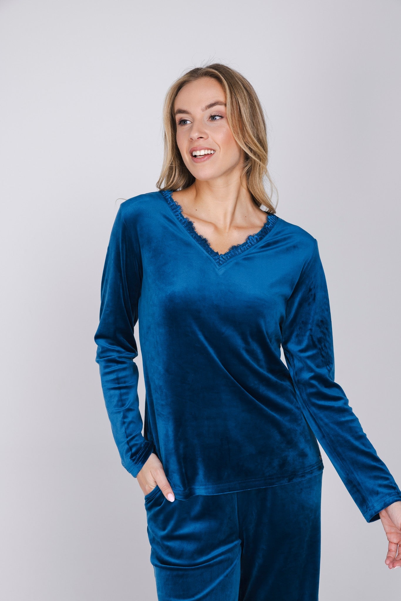 pastunette-premium-blue-mirage-pyjama-blau-velours-spitze image 6