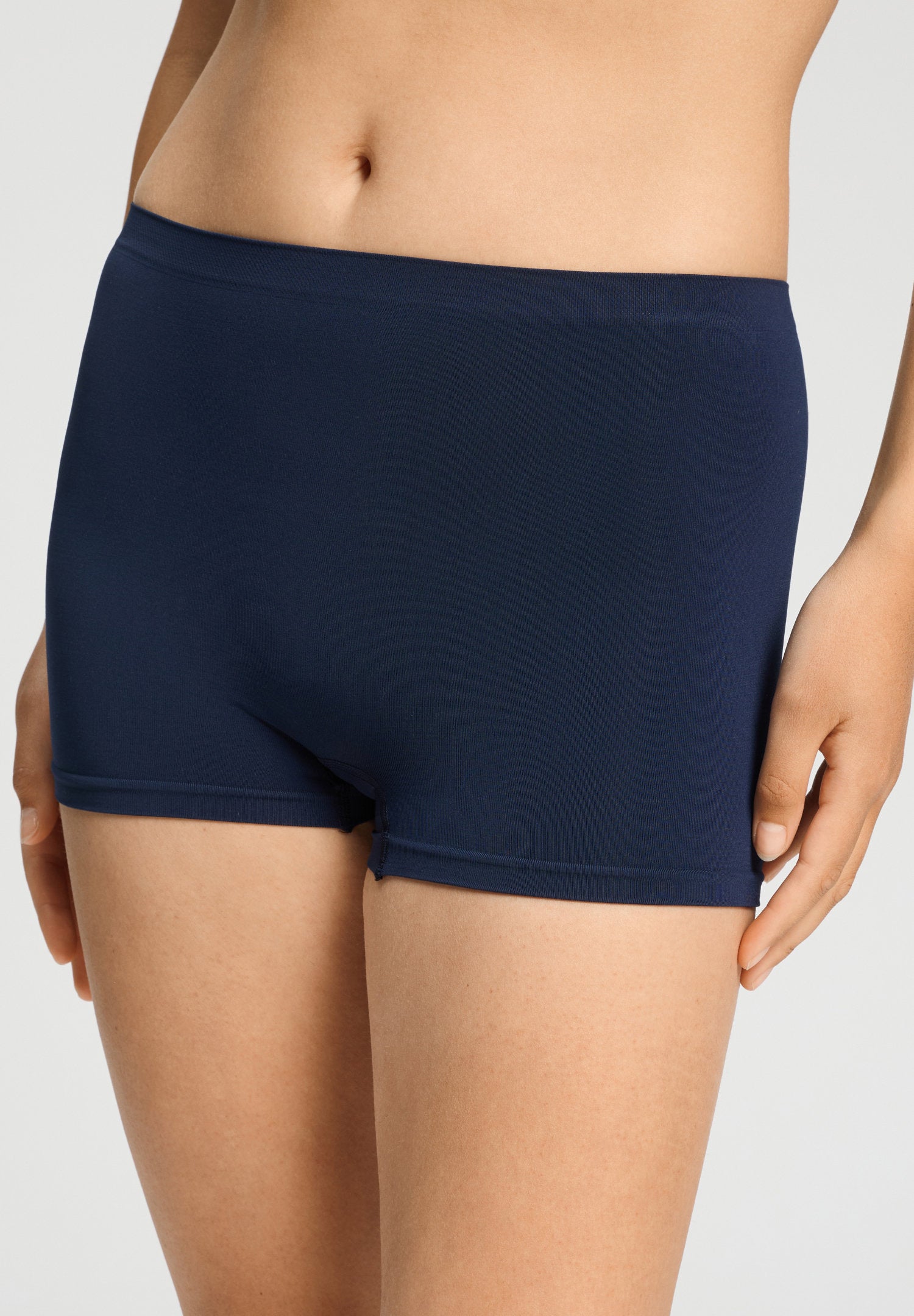 hanro-touch-feeling-panty-slip-deep-navy-microfaser image 2