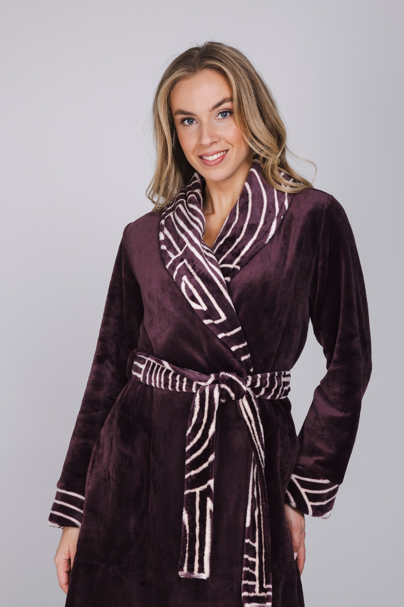 pastunette-premium-lunar-lines-bademantel-lila-recycelt-fleece image 5