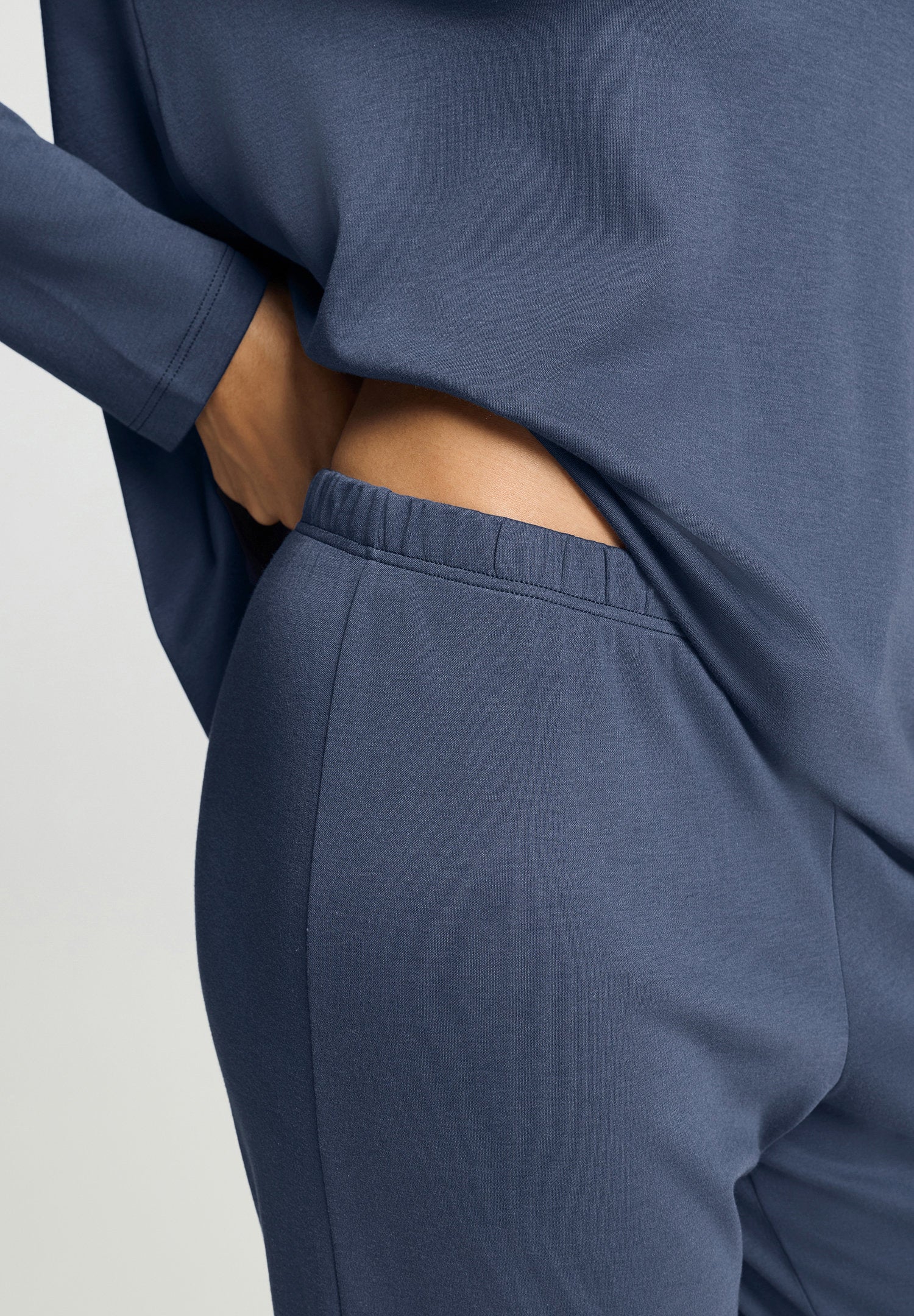 hanro-tyra-pyjama-langarm-vintage-indigo-seide-modal image 5