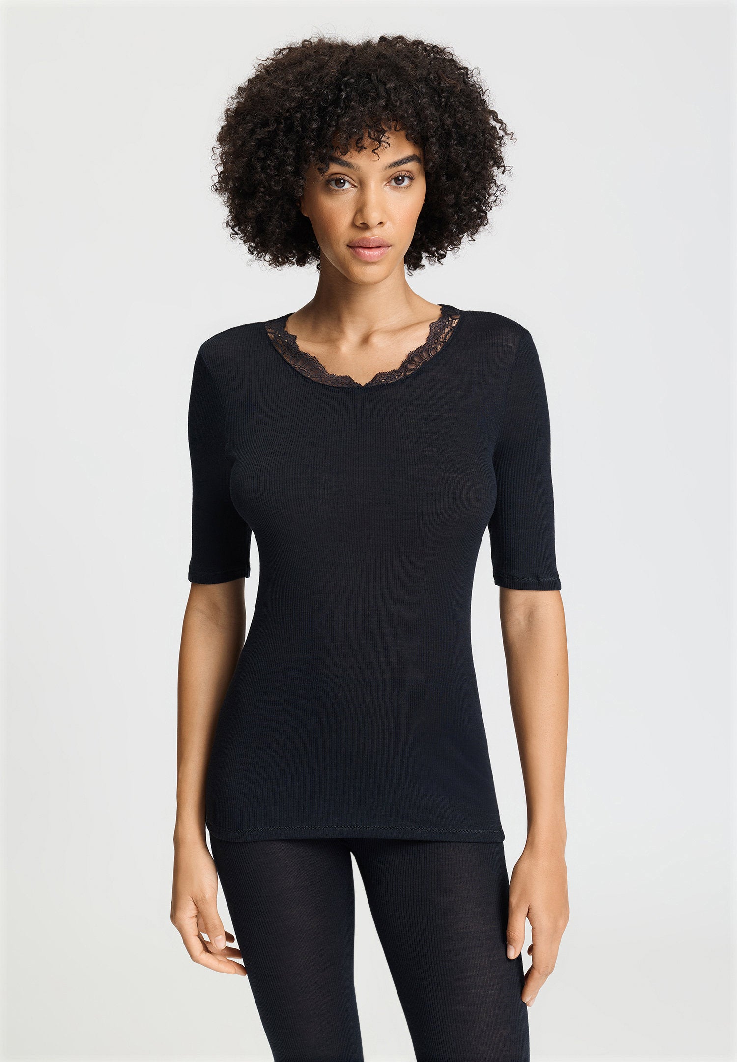 hanro-woolen-lace-kurzarm-shirt-damen-schwarz-merinowolle image 2