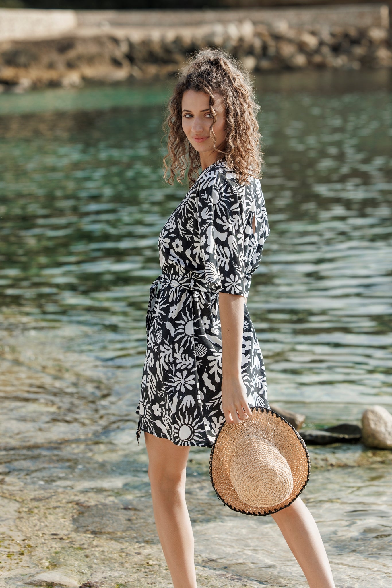 myrebelle-sunveil-strandkleid-schwarz-viskose-v-ausschnitt image 6