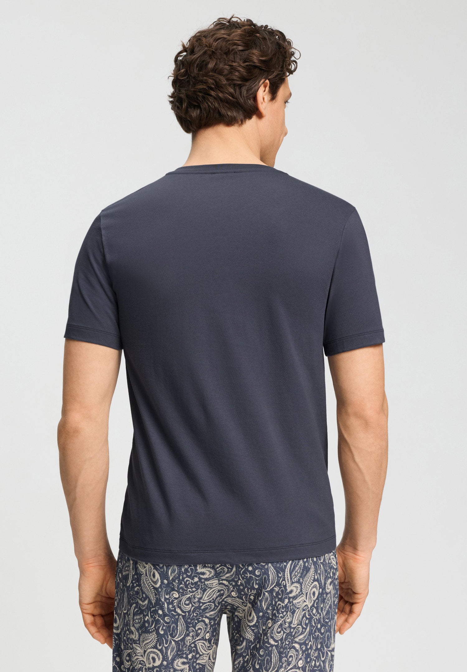 hanro-living-shirts-t-shirt-v-ausschnitt-stormy-gray-baumwolle image 4
