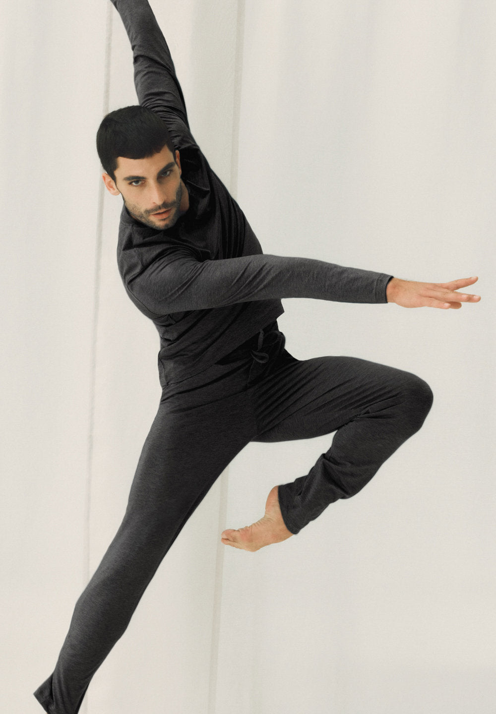 hanro-casuals-l-slv-shirt-v-neck-charcoal-melange-viskose image 1