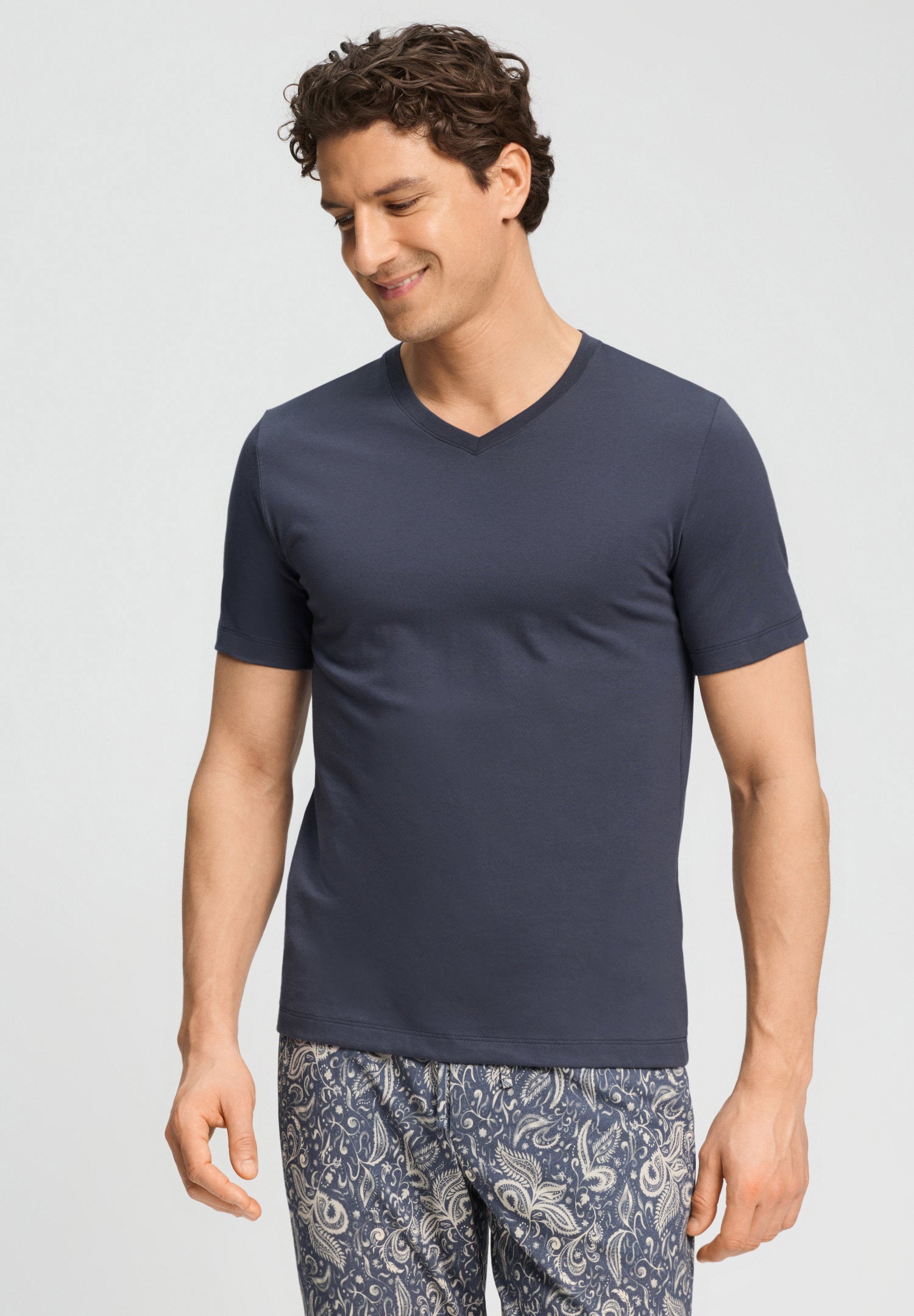 hanro-living-shirts-t-shirt-v-ausschnitt-stormy-gray-baumwolle image 2