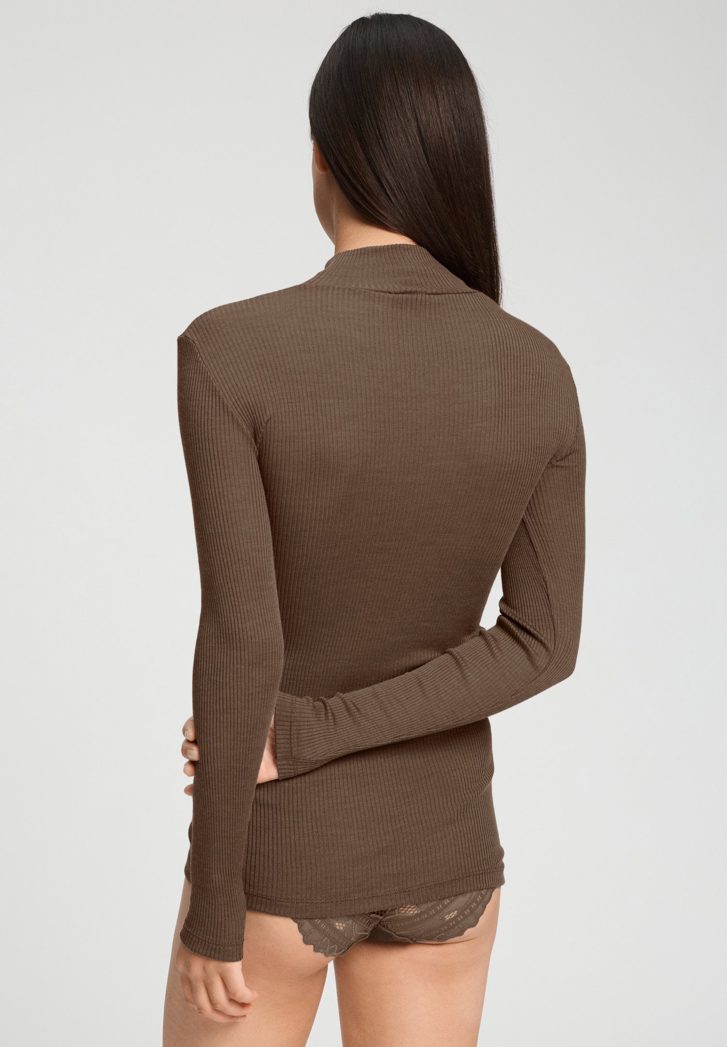 hanro-marcia-turtle-neck-shirt-damen-natural-teak-seide image 4