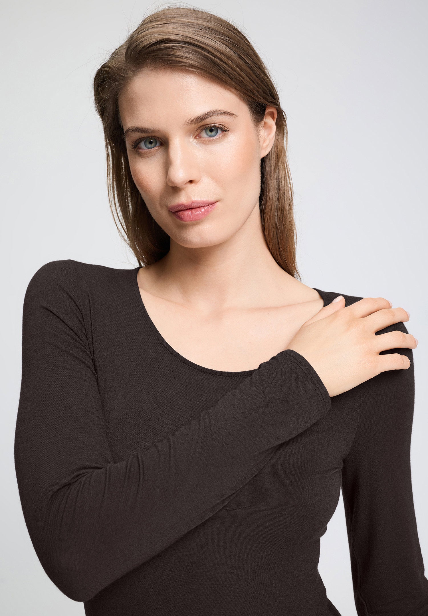 hanro-ultralight-shirt-langarm-dark-mocha-merino-modal image 6