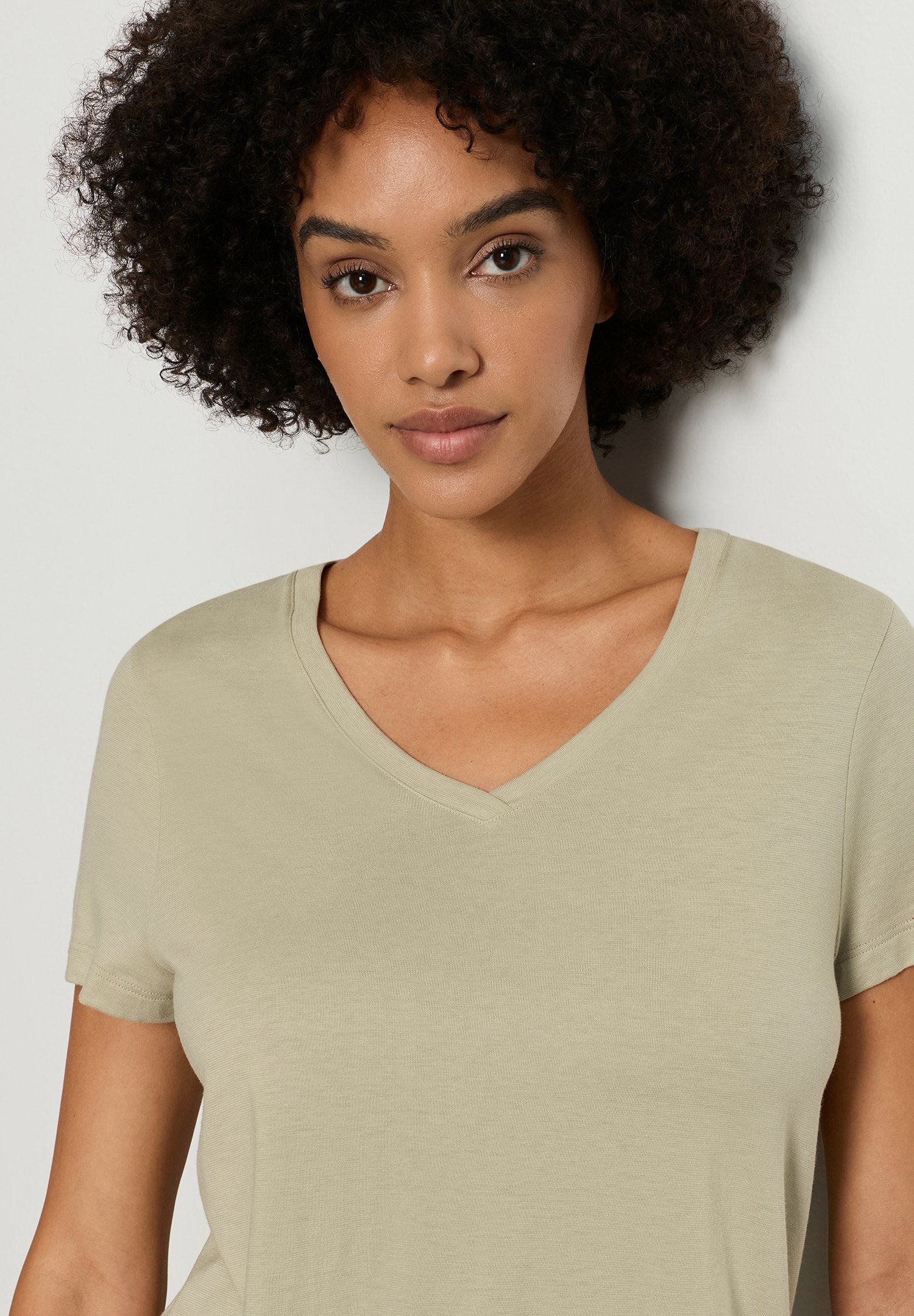 hanro-sleep-lounge-shirt-kurzarm-olive-stem-tencel-modal image 6