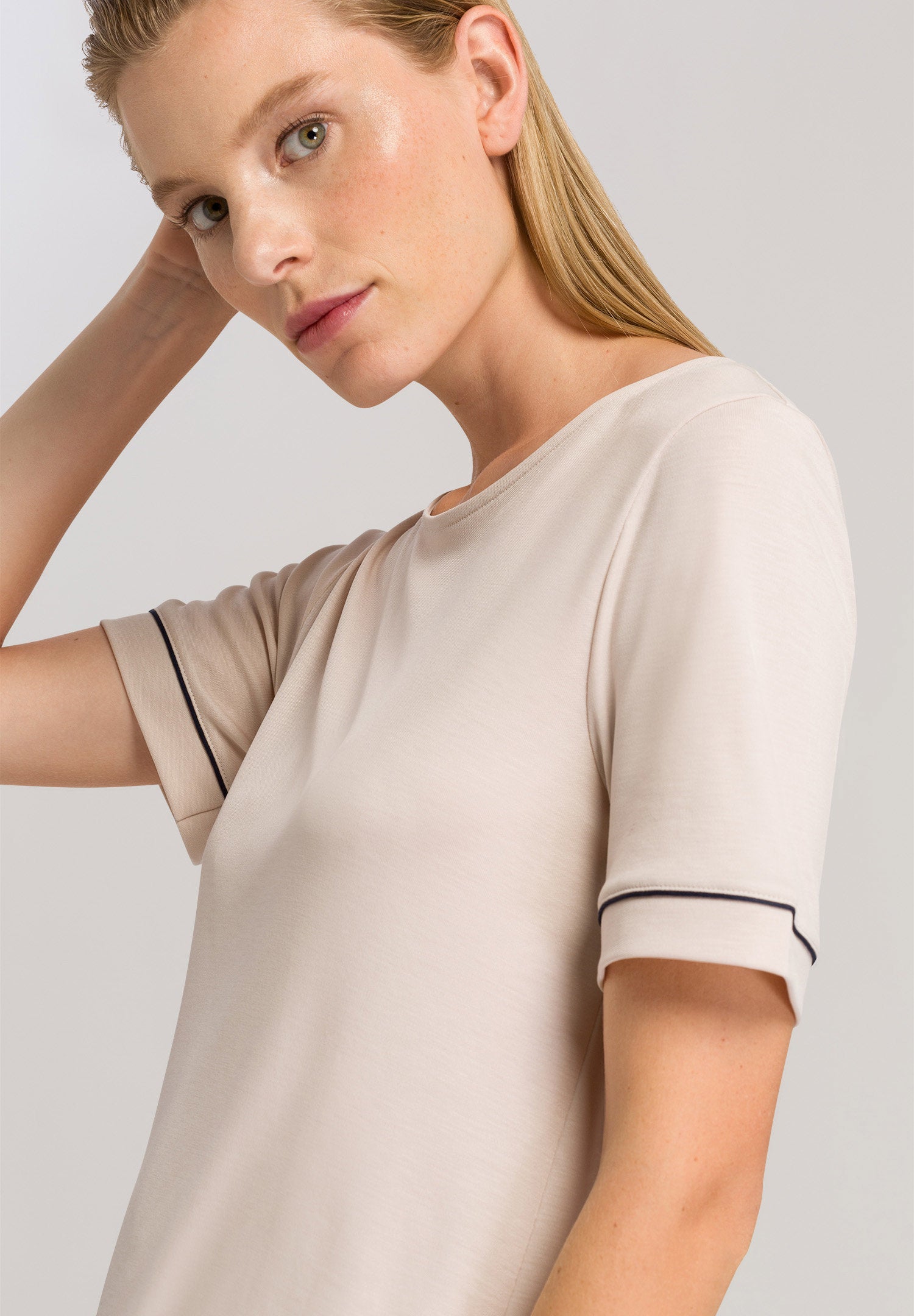 hanro-natural-comfort-nachthemd-almond-kurzarm-tencel image 6