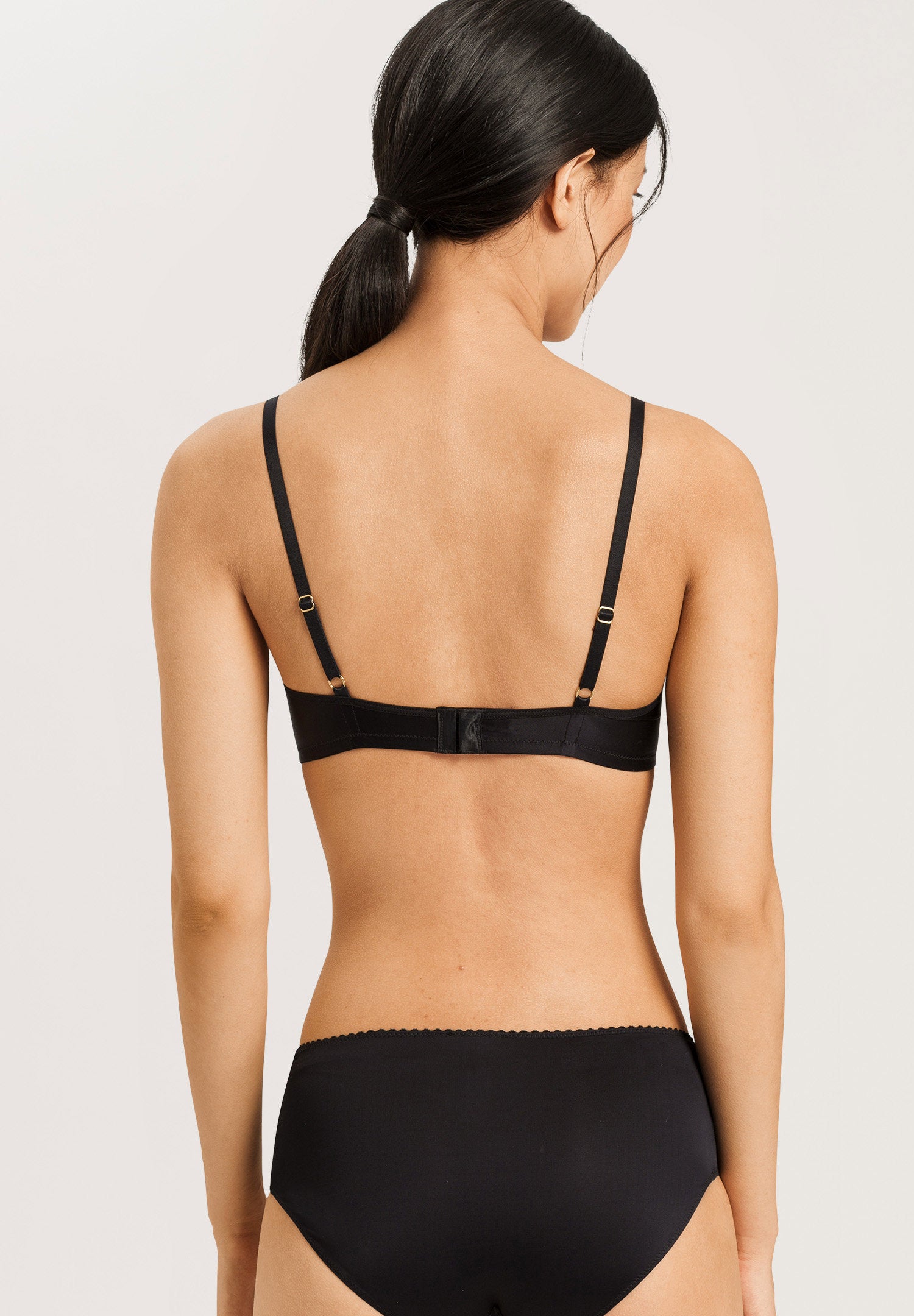hanro-satin-deluxe-soft-bh-schwarz-leicht-gepolstert image 4