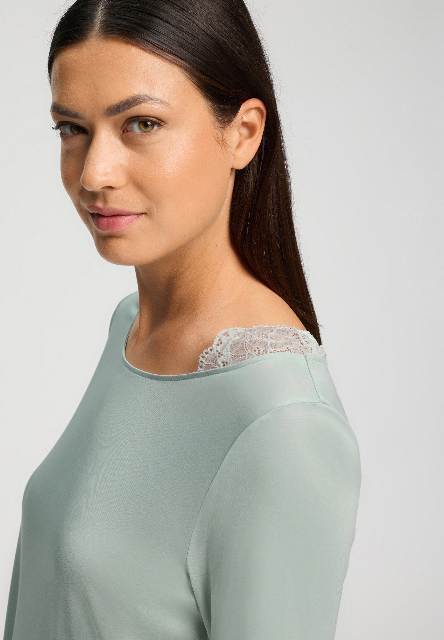 hanro-azelia-nachthemd-langarm-mystic-breeze-spitze-100cm image 5