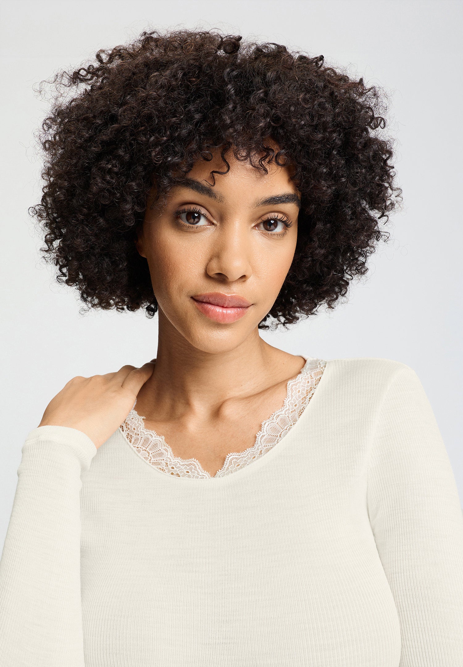 hanro-woolen-lace-langarmshirt-misty-white-damen-merinowolle image 6
