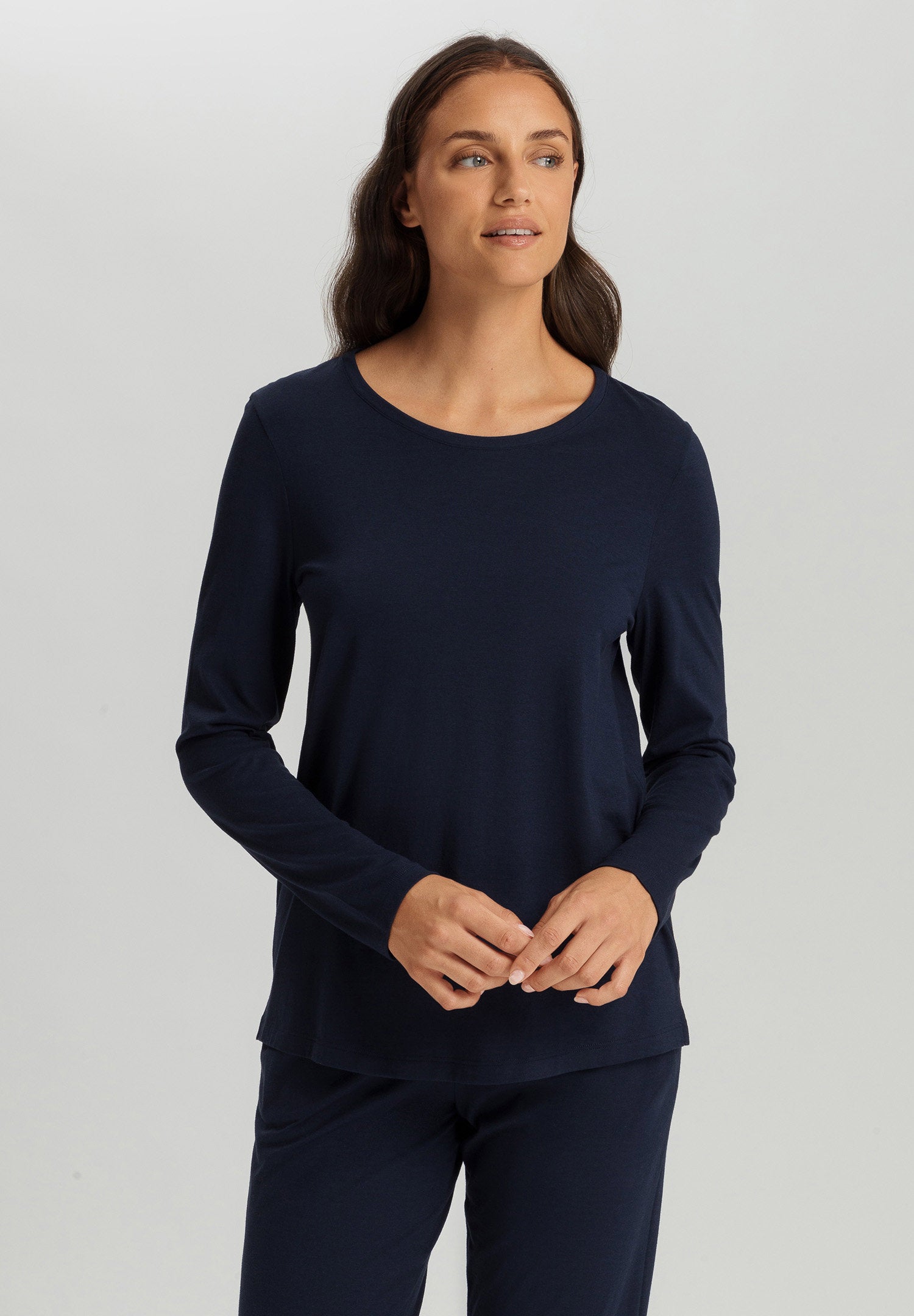 hanro-sleep-lounge-langarmshirt-deep-navy-tencel image 2