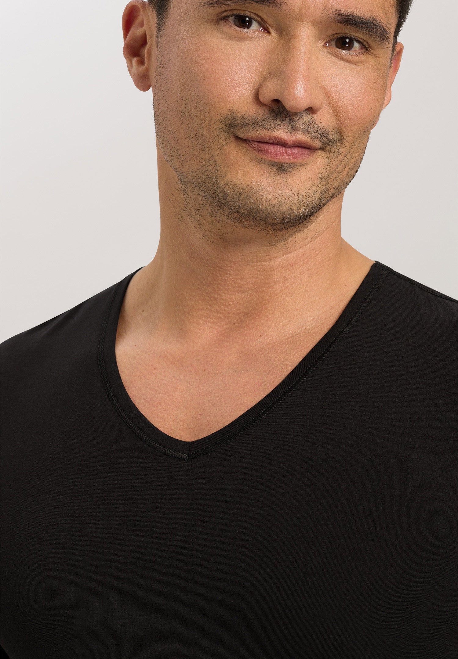 hanro-natural-function-t-shirt-v-ausschnitt-deep-black image 6
