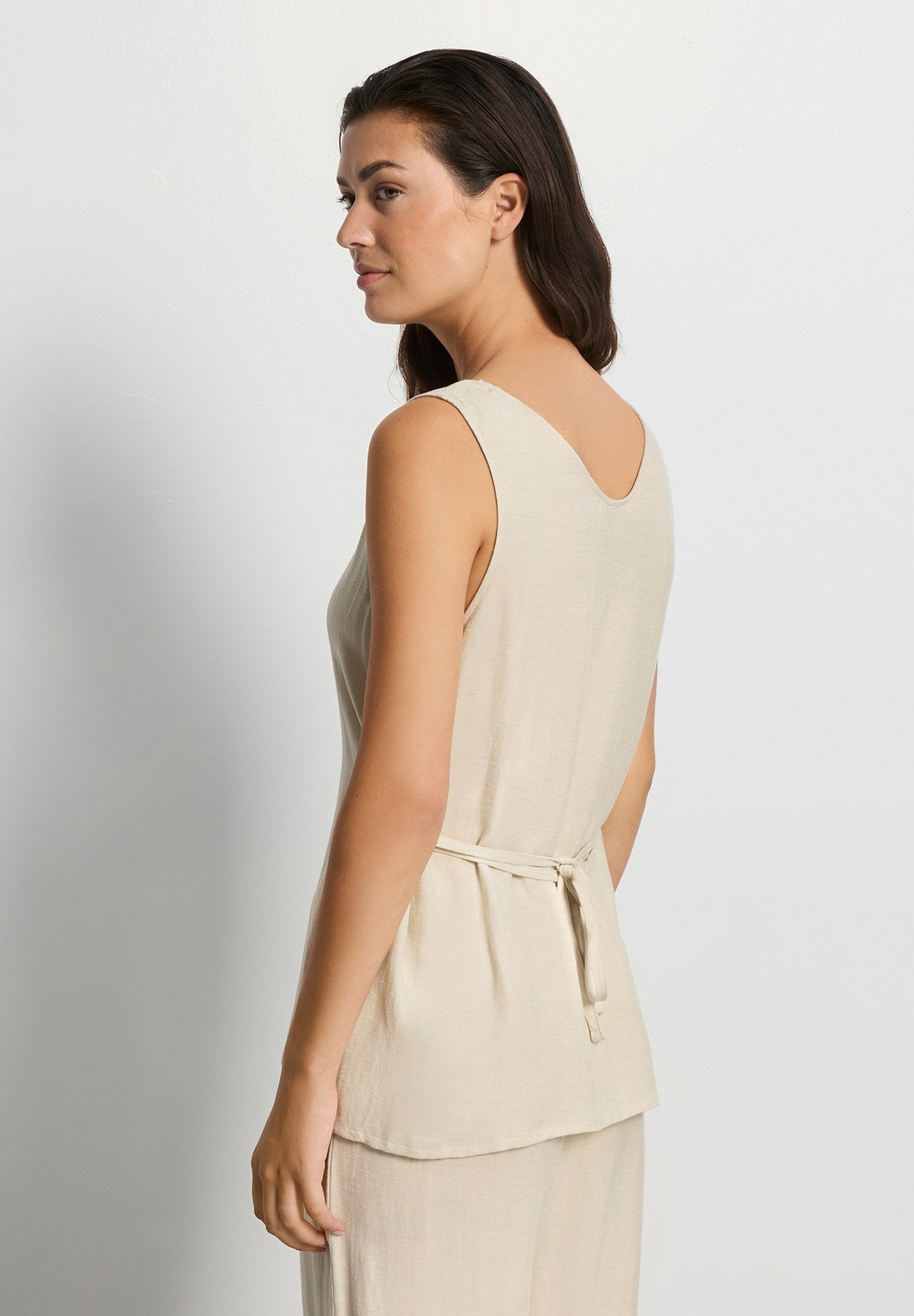 hanro-urban-casuals-tank-top-oyster-gray-leinen image 4