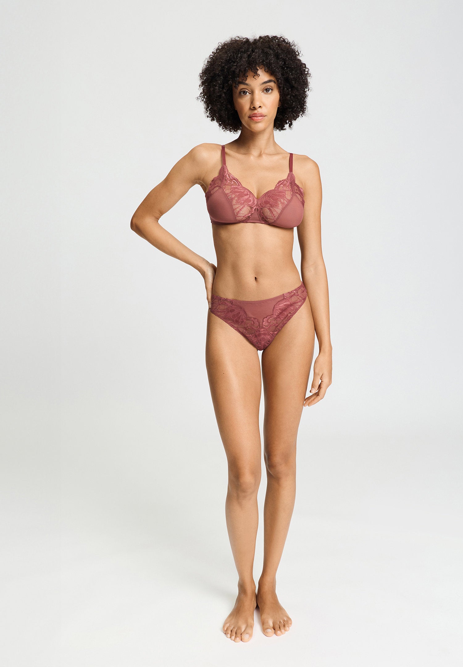 hanro-lysia-thong-string-apple-butter-spitze image 5