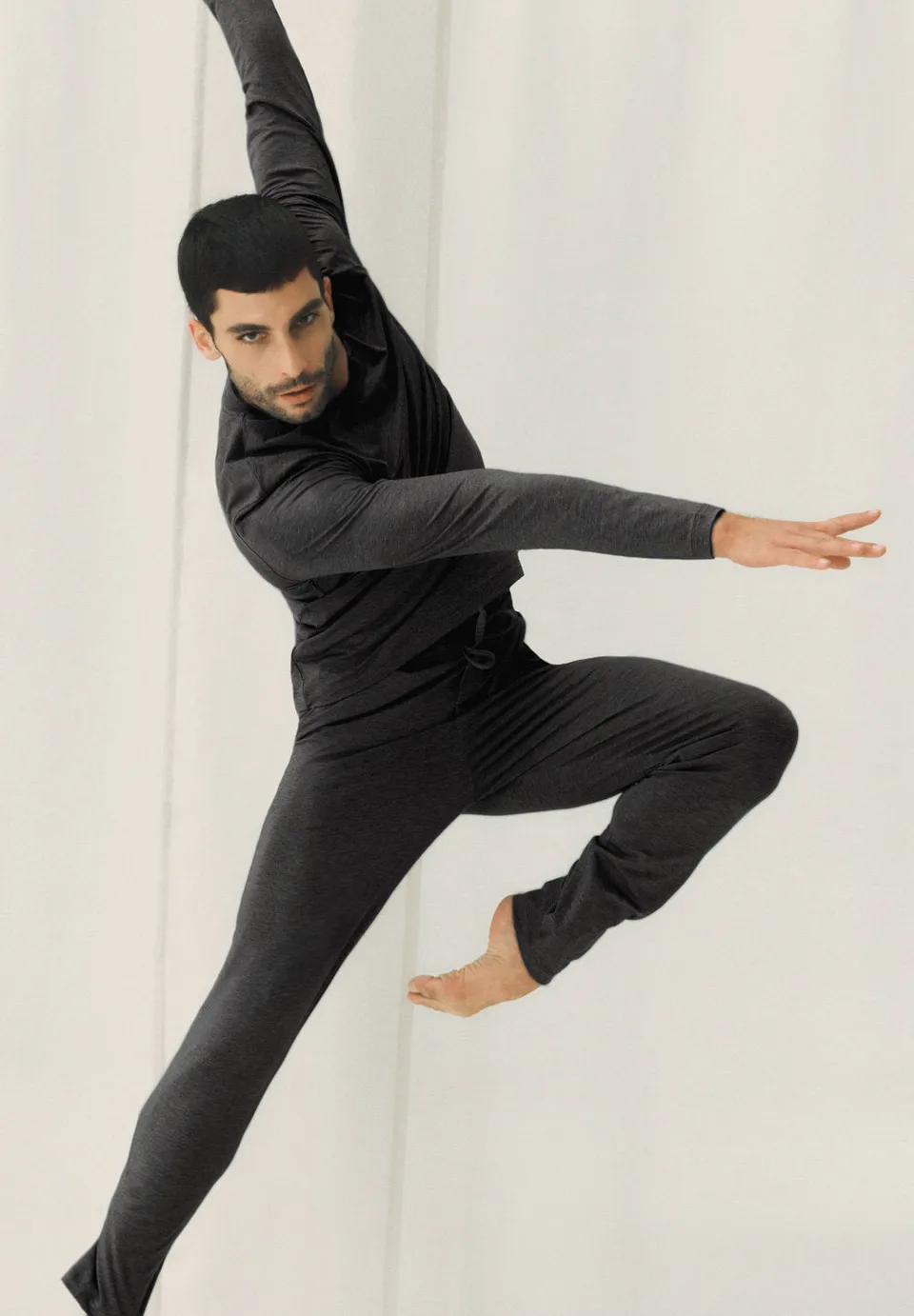 hanro-casuals-l-slv-shirt-v-neck-charcoal-melange-viskose image 1