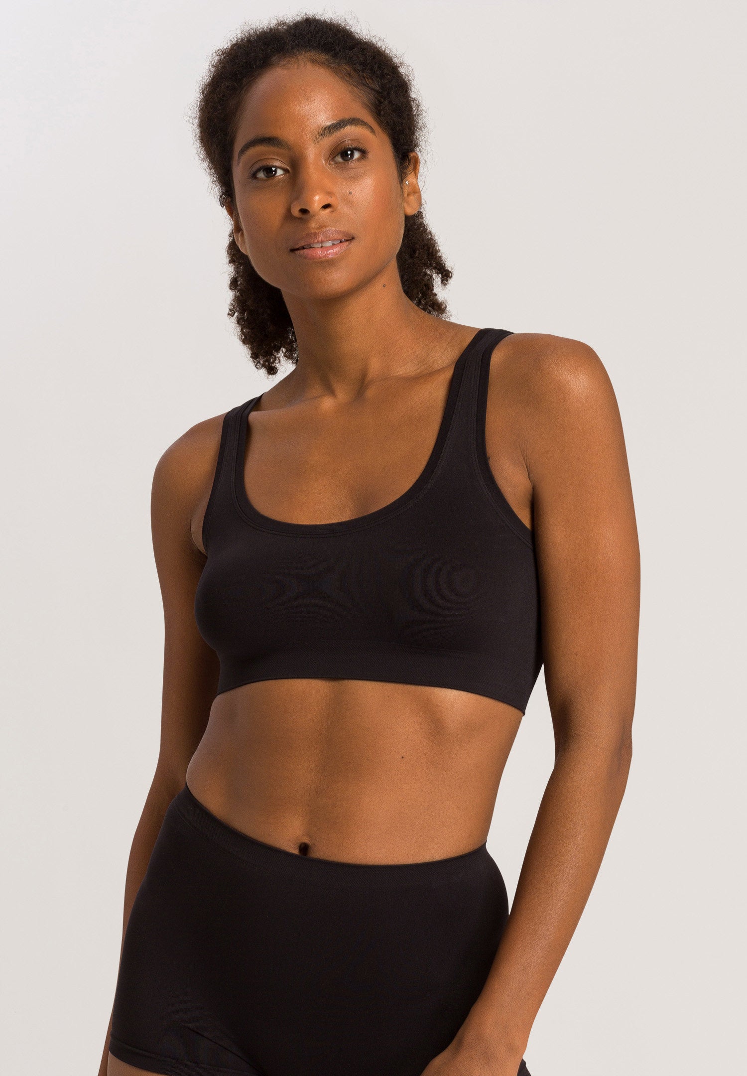 hanro-touch-feeling-crop-top-bustier-schwarz-microfaser image 2