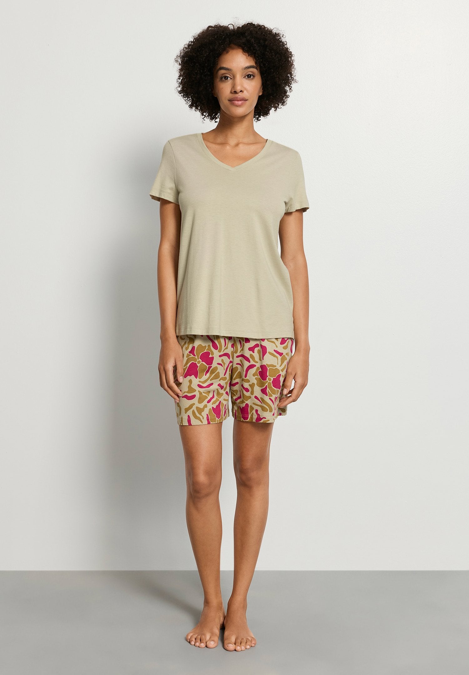 hanro-sleep-lounge-shirt-kurzarm-olive-stem-tencel-modal image 5