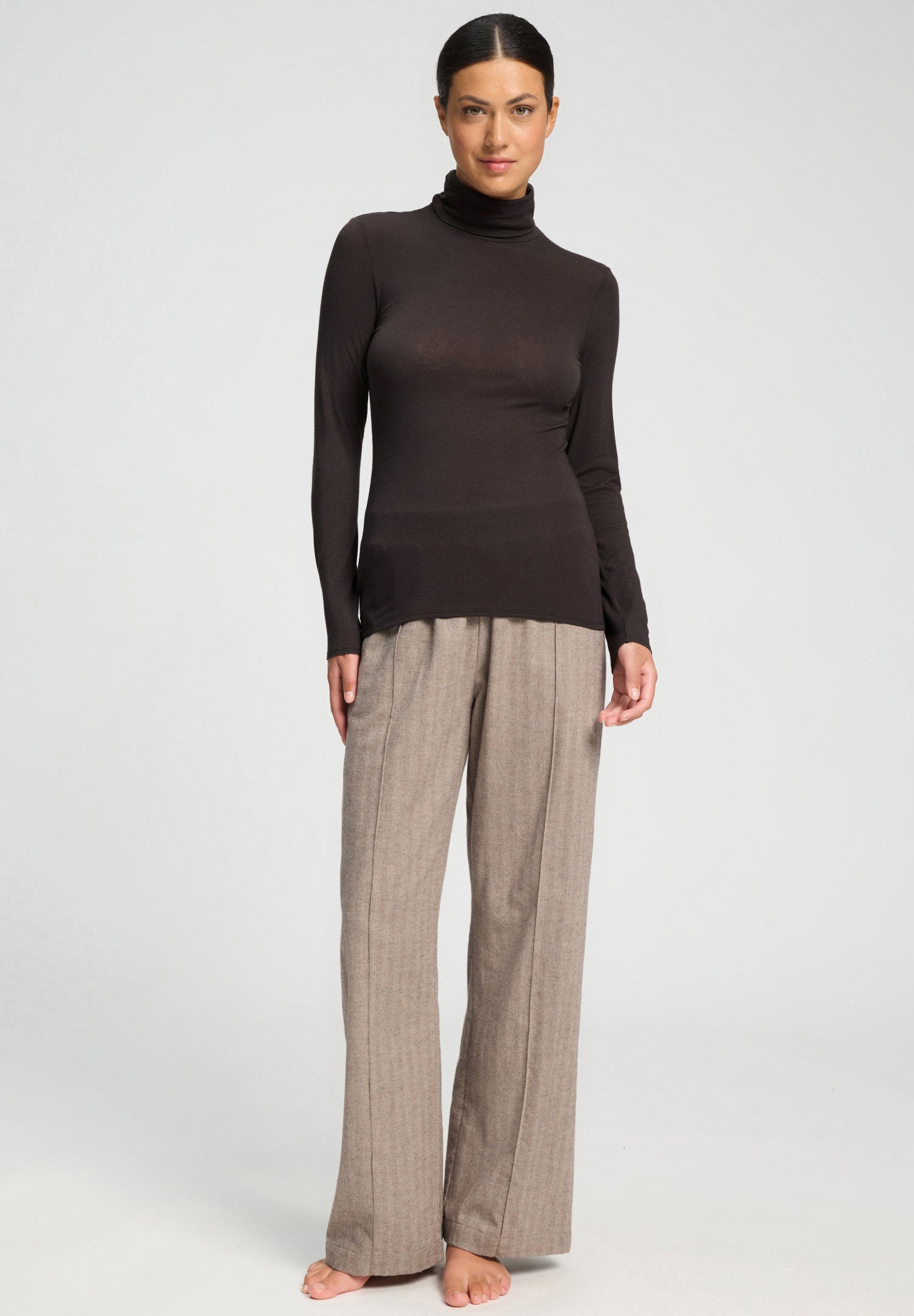 hanro-ultralight-wool-rollkragen-shirt-damen-dark-mocha image 5