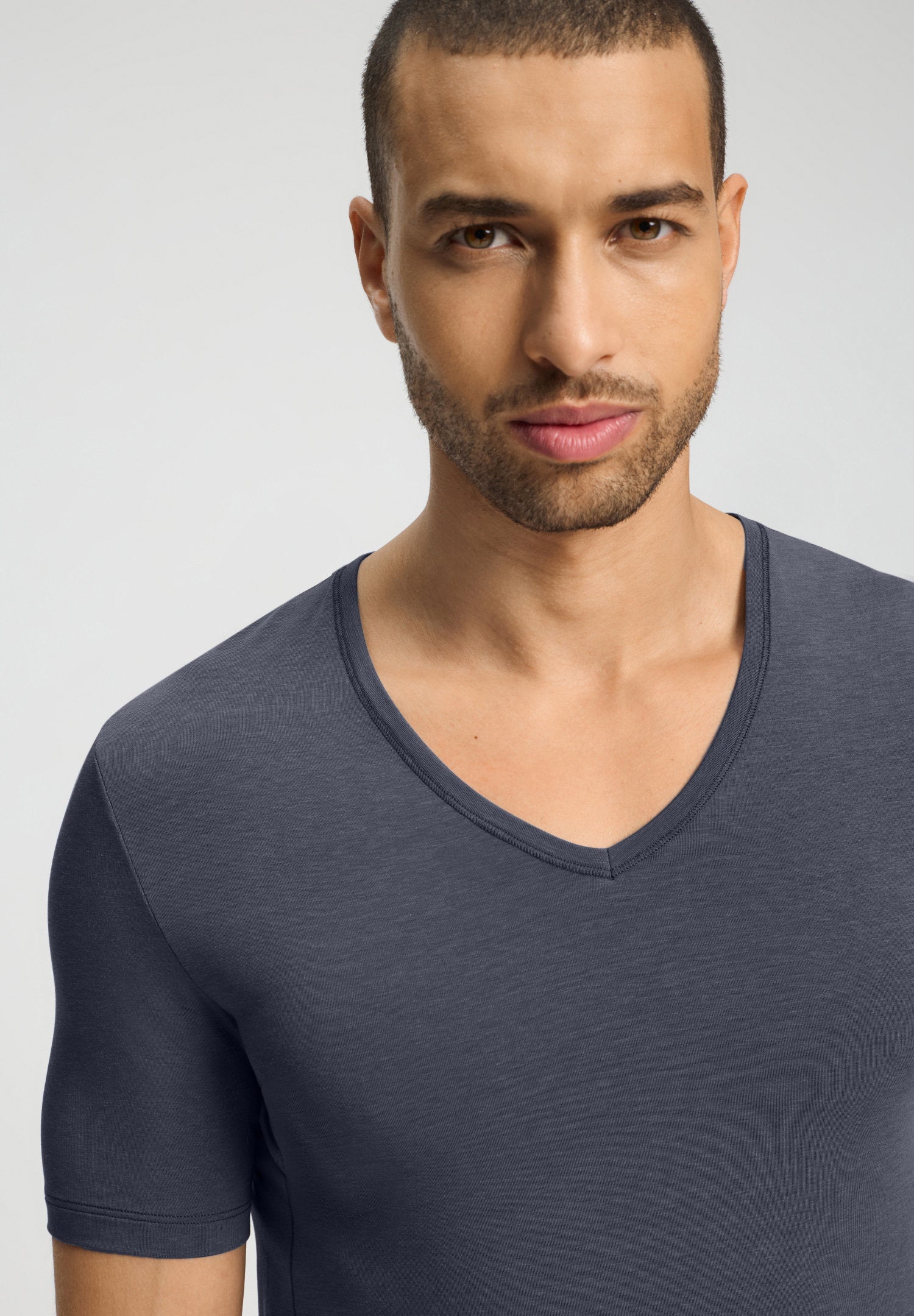 hanro-natural-function-shirt-v-ausschnitt-stormy-gray-lyocell image 6