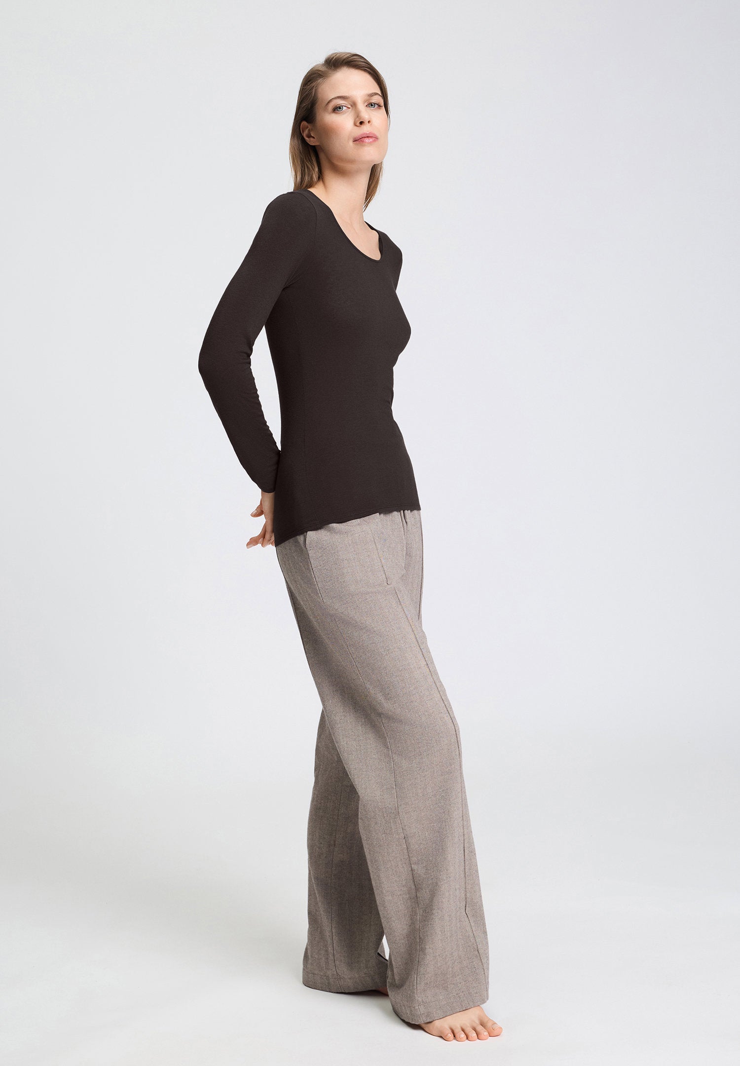 hanro-ultralight-shirt-langarm-dark-mocha-merino-modal image 5