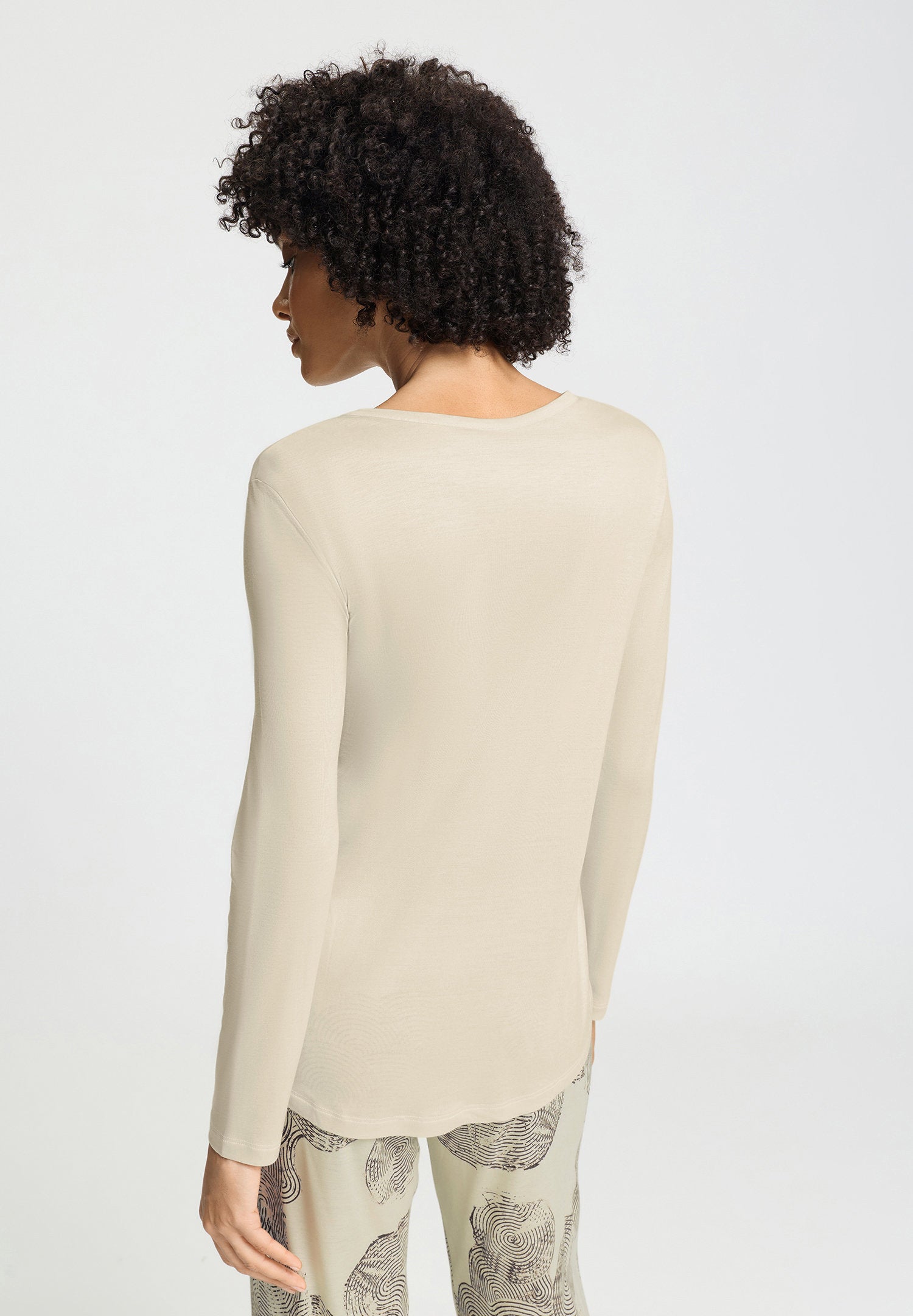 hanro-natural-living-tania-langarmshirt-pyjamaoberteil-creamy-silk-tencel image 4