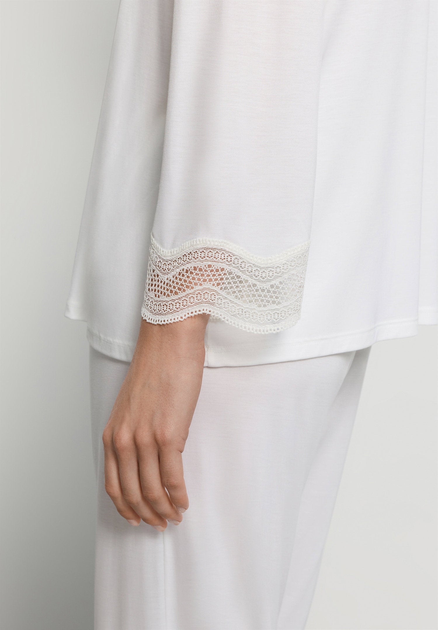 hanro-cira-pyjama-set-off-white-tencel-modal-spitze image 5