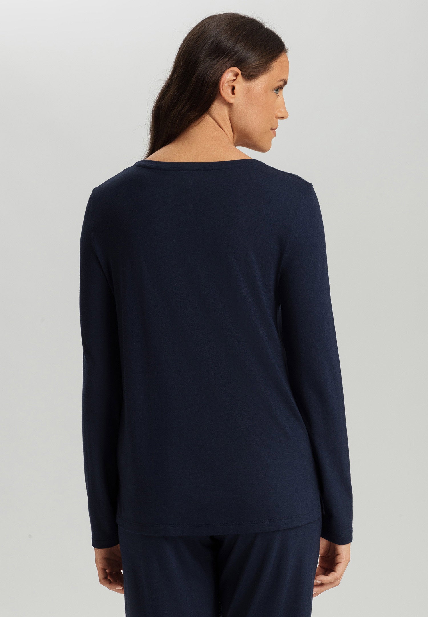 hanro-sleep-lounge-langarmshirt-deep-navy-tencel image 4