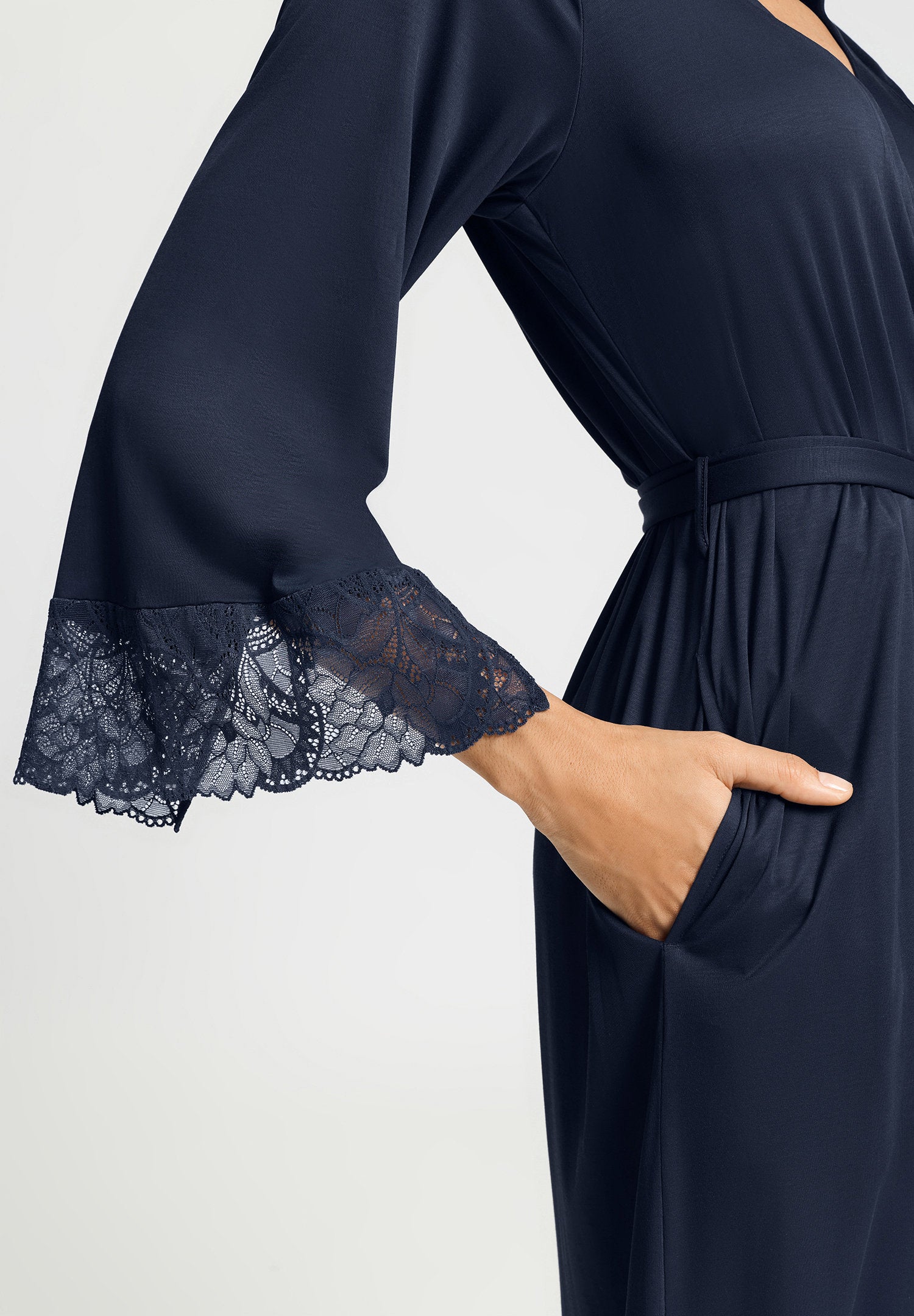 hanro-azelia-nw-robe-110cm-morgenmantel-deep-navy-spitze image 5