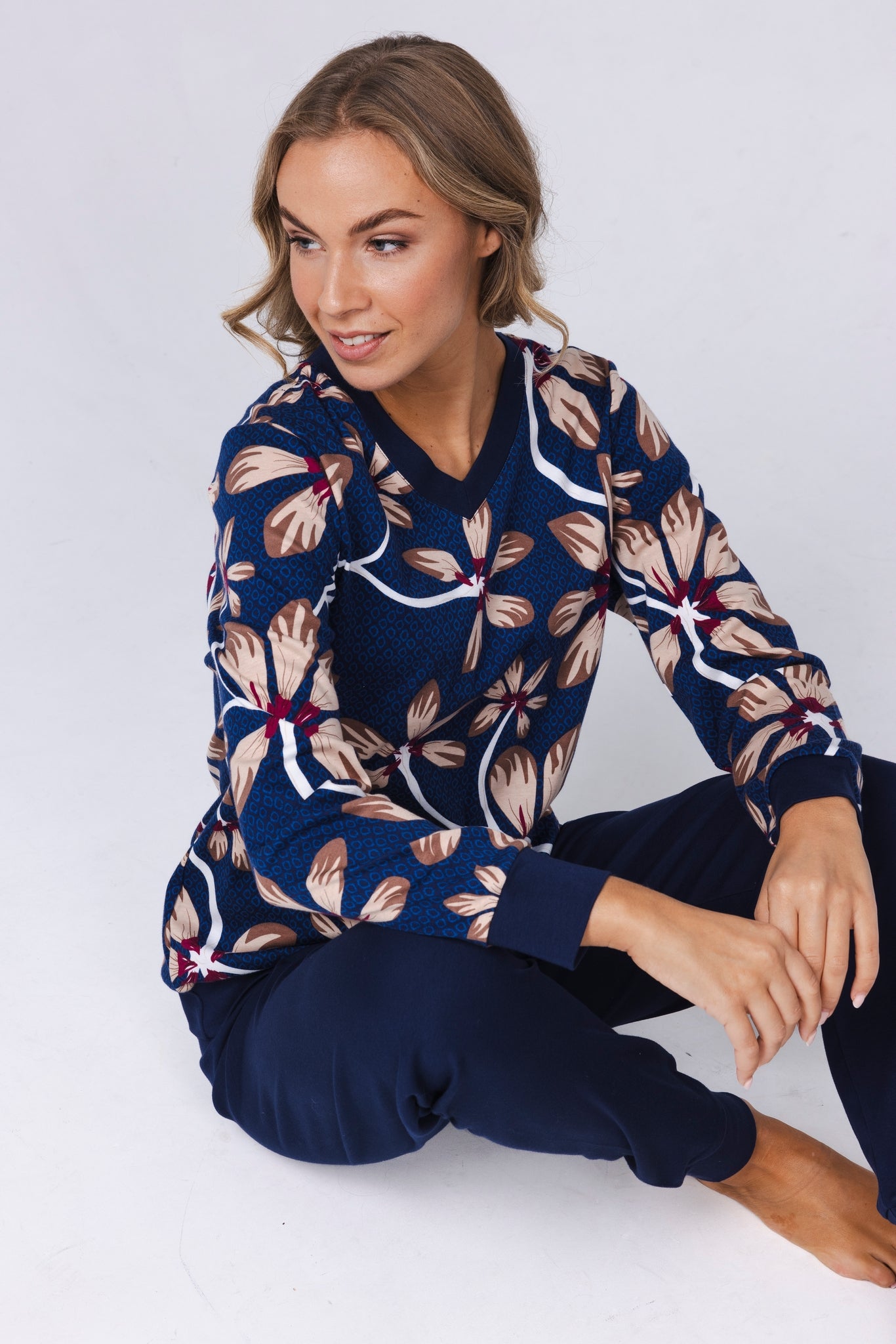 pastunette-premium-midnight-bloom-pyjama-blau-blumenprint image 5