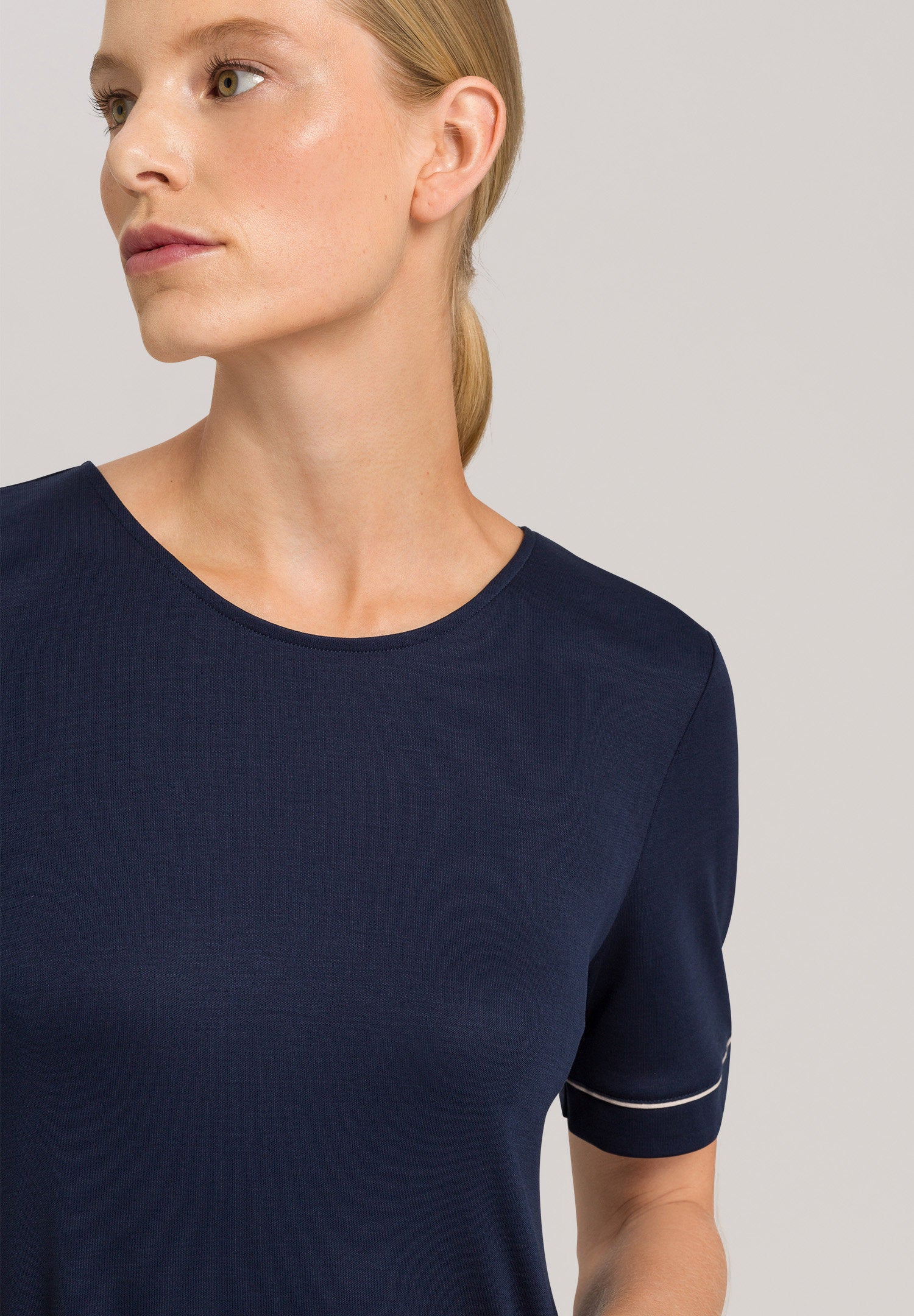 hanro-natural-comfort-nachthemd-90cm-navy-tencel image 6