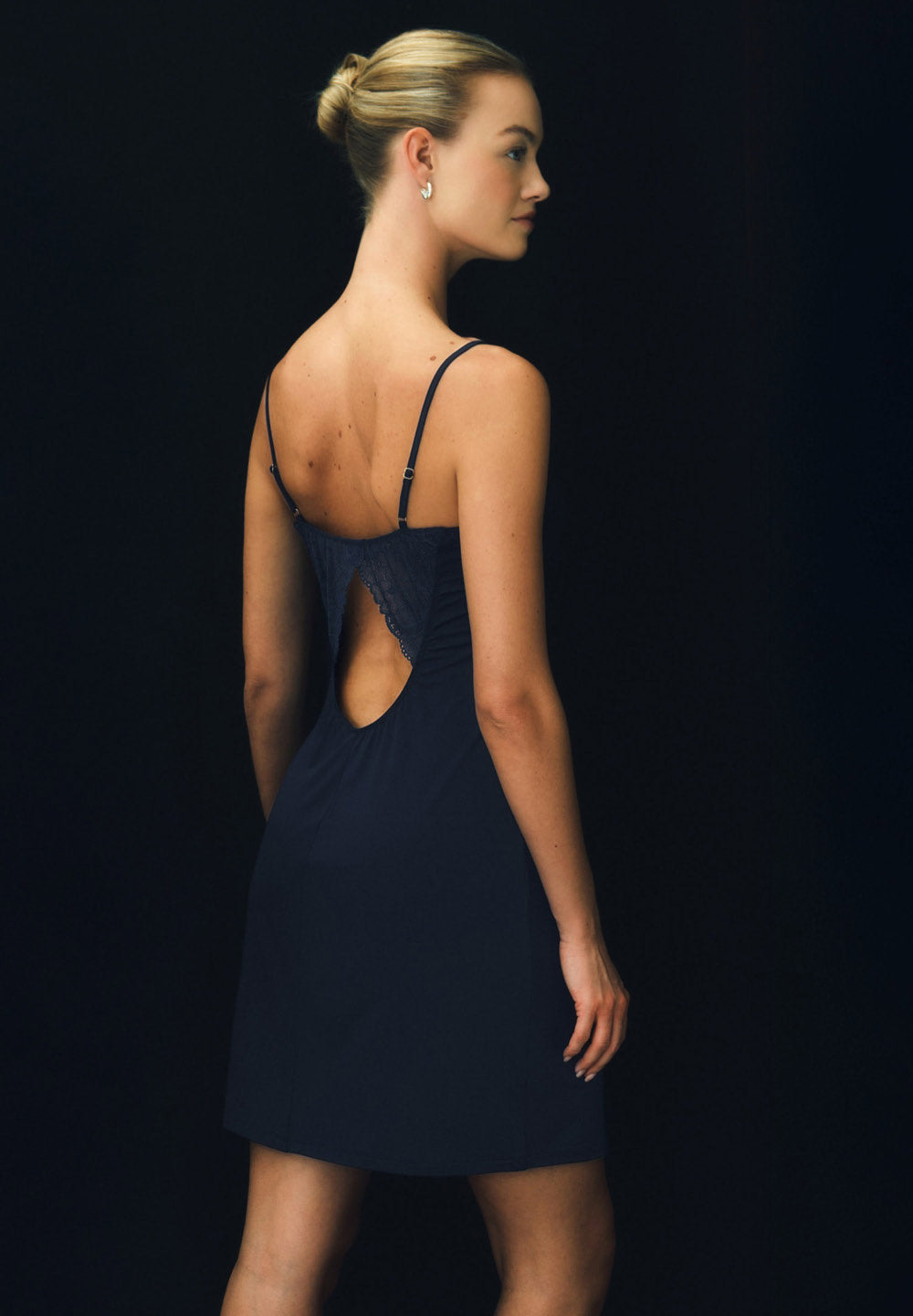hanro-azelia-neglig-90cm-deep-navy-damen-spitze image 2