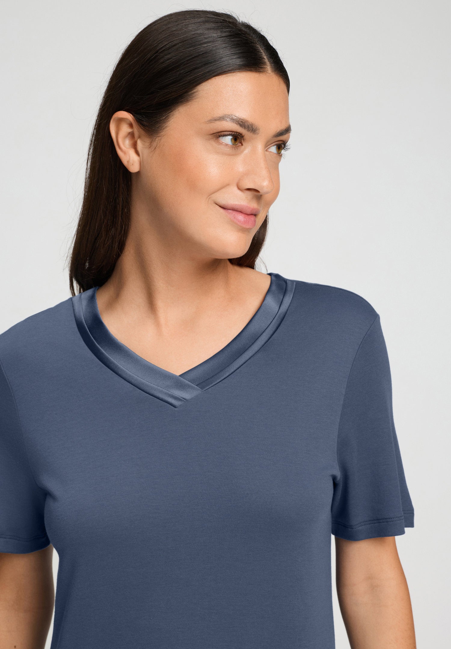 hanro-tyra-nachthemd-kurzarm-100cm-vintage-indigo-seide image 5