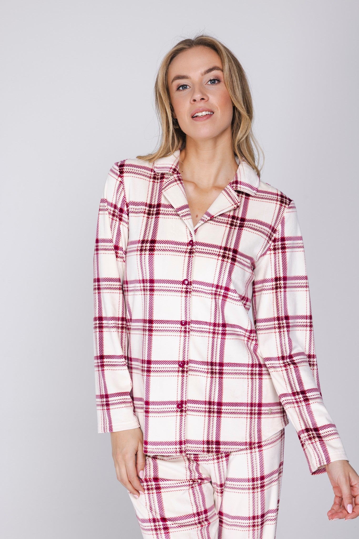 pastunette-alpine-creme-pyjama-rot-velours-fleece image 5