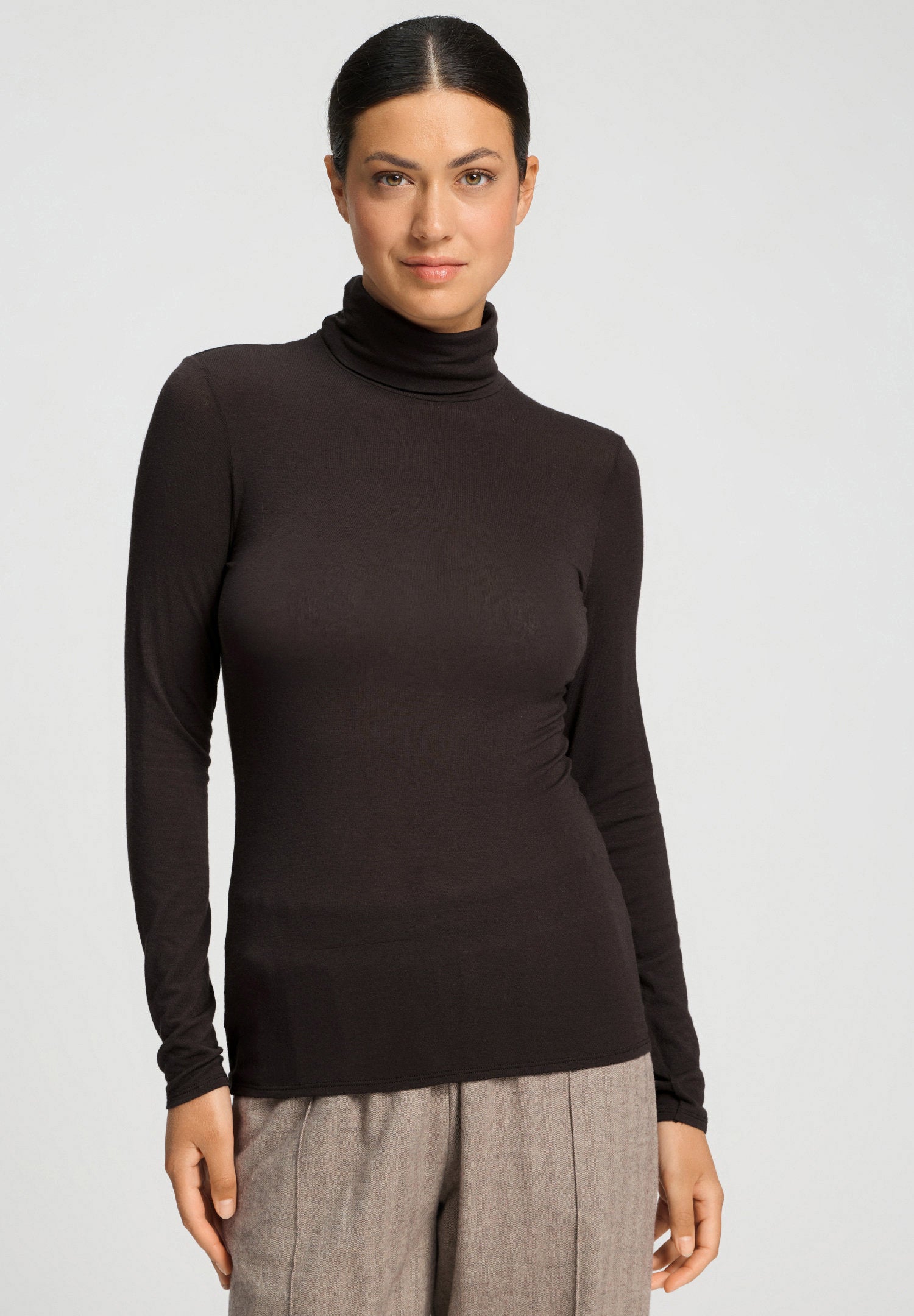 hanro-ultralight-wool-rollkragen-shirt-damen-dark-mocha image 2