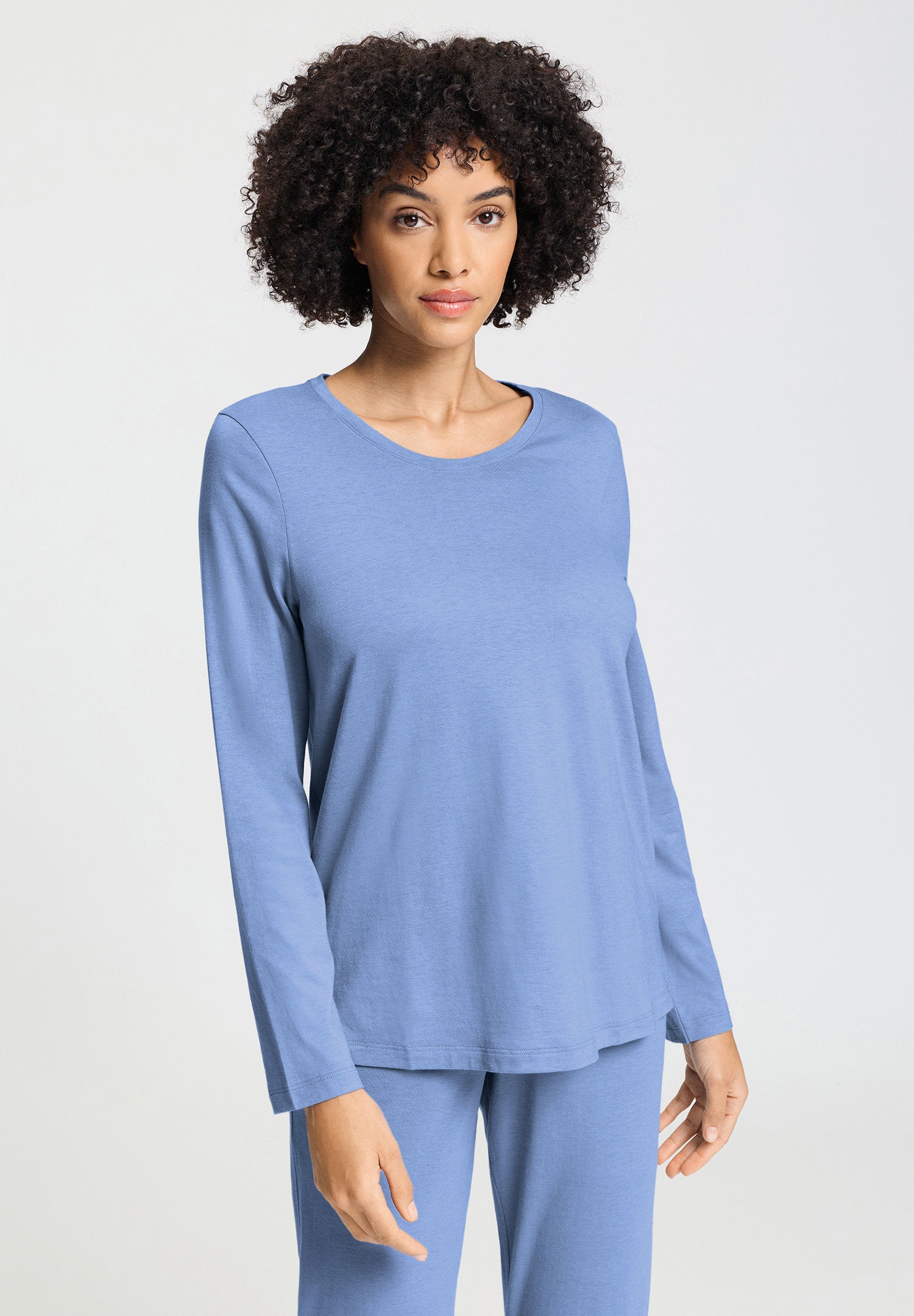 hanro-sleep-lounge-langarmshirt-bluebird-tencel-modal image 2
