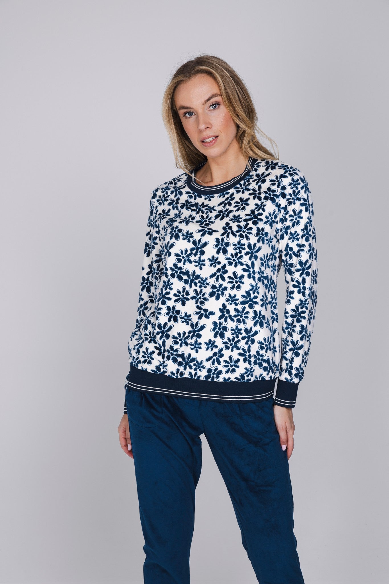 pastunette-nordic-bloom-pyjama-blau-fleece-velours image 6