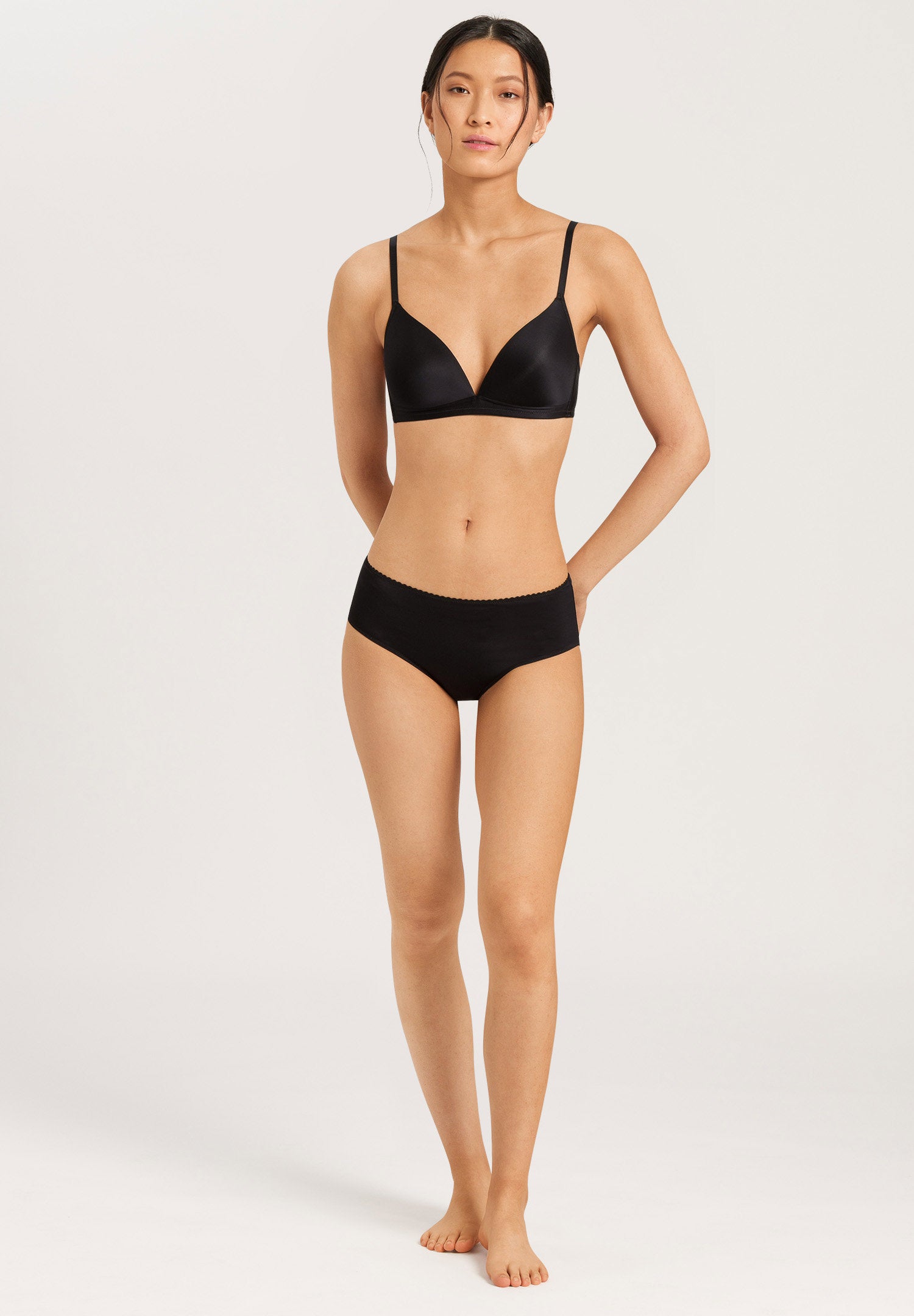 hanro-satin-deluxe-soft-bh-schwarz-leicht-gepolstert image 5