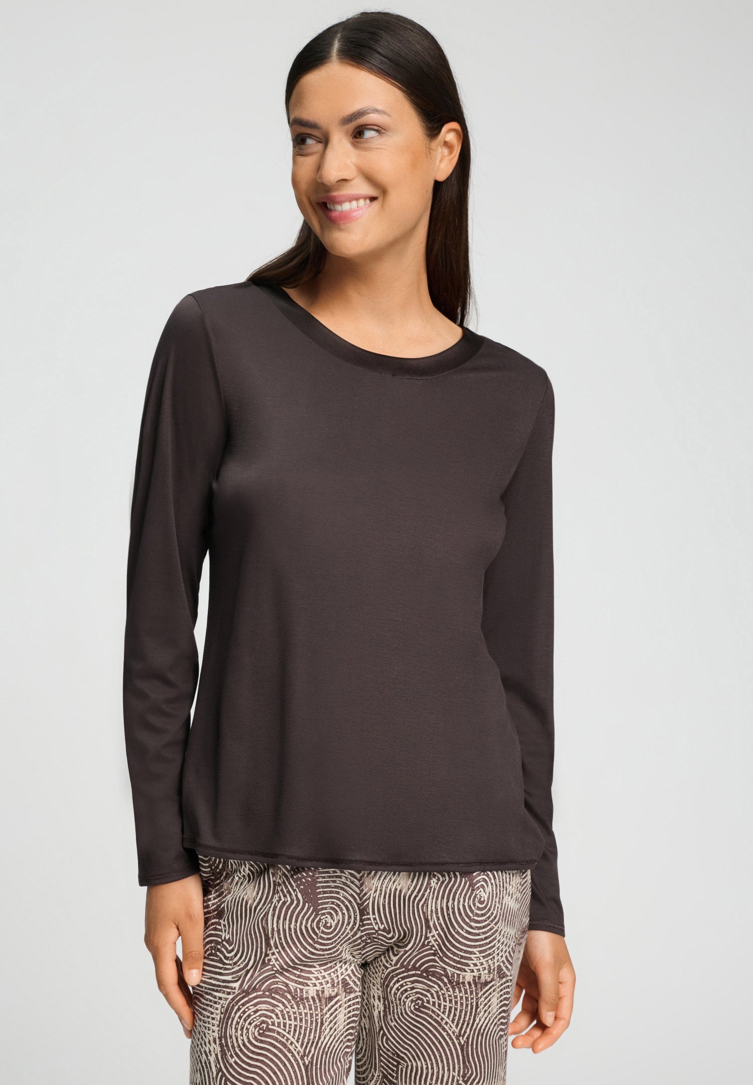 hanro-grand-central-shirt-langarm-dark-mocha-modal-seide image 2