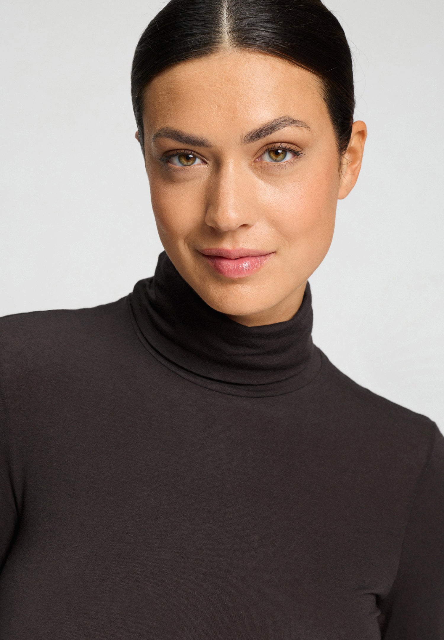hanro-ultralight-wool-rollkragen-shirt-damen-dark-mocha image 6
